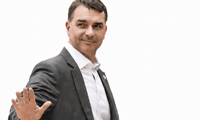 Flávio Bolsonaro defende unidade da direita em ato na Paulista