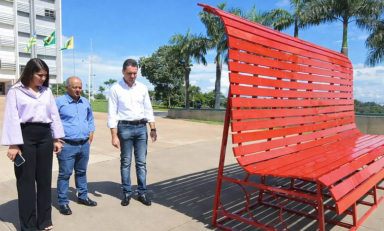 Aparecida instala Banco Vermelho contra o feminicídio