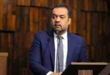 O TSE (Tribunal Superior Eleitoral) deve avançar para a cassação e inelegibilidade do governador do Rio de Janeiro, Cláudio Castro (PL), mesmo após a manobra política que resultou em sua renúncia às vésperas do julgamento. Nos bastidores da Corte, a expectativa é que haja maioria para punição, embora aliados do governador apostem em um voto mais brando do ministro Kassio Nunes Marques.nNunes Marques pediu vista do processo no último dia dez, interrompendo o julgamento e, agora, sinaliza para um voto prevendo apenas a aplicação de multa, sem avançar para medidas mais severas como a inelegibilidade.nAté o momento, dois ministros já votaram no processo. A ex-relatora, Isabel Gallotti, que deixou a Corte em seguida, e o ministro Antonio Carlos Ferreira, atualmente, relator do caso. Ambos acompanharam o entendimento pela cassação e inelegibilidade de Castro.nnNa sequência de Nunes Marques, também devem votar os ministros Floriano de Azevedo Marques, Cármen Lúcia, André Mendonça e Estela Aranha. Para a formação de maioria, são necessários ao menos quatro votos.nSe o TSE confirmar a inelegibilidade, Castro ficará impedido de disputar eleições por até oito anos, o que inviabilizaria, em tese, candidatar-se ao Senado.nA estratégia de renúncia adotada por Castro às vésperas do julgamento foi interpretada por parte dos ministros como uma tentativa de alterar os efeitos jurídicos do processo. Integrantes do TSE avaliaram, sob reserva, à CNN, que a renúncia ao cargo evita apenas a cassação do mandato, mas não interrompe o julgamento nem afasta a possibilidade de condenação.nNesse cenário, a principal alternativa da defesa será recorrer da decisão dentro do próprio TSE ou ao Supremo Tribunal Federal, embora, na prática, a jurisprudência da Corte eleitoral tenha sido rígida em casos de abuso de poder político e econômico.nNos bastidores, aliados do governador trabalham com a possibilidade de um placar dividido, no qual o voto de Nunes Marques poderia suavizar o desfecho.nhttps://www.youtube.com/watch?v=icepbFrtNvw