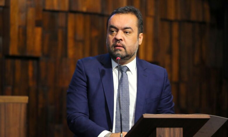 O TSE (Tribunal Superior Eleitoral) deve avançar para a cassação e inelegibilidade do governador do Rio de Janeiro, Cláudio Castro (PL), mesmo após a manobra política que resultou em sua renúncia às vésperas do julgamento. Nos bastidores da Corte, a expectativa é que haja maioria para punição, embora aliados do governador apostem em um voto mais brando do ministro Kassio Nunes Marques.nNunes Marques pediu vista do processo no último dia dez, interrompendo o julgamento e, agora, sinaliza para um voto prevendo apenas a aplicação de multa, sem avançar para medidas mais severas como a inelegibilidade.nAté o momento, dois ministros já votaram no processo. A ex-relatora, Isabel Gallotti, que deixou a Corte em seguida, e o ministro Antonio Carlos Ferreira, atualmente, relator do caso. Ambos acompanharam o entendimento pela cassação e inelegibilidade de Castro.nnNa sequência de Nunes Marques, também devem votar os ministros Floriano de Azevedo Marques, Cármen Lúcia, André Mendonça e Estela Aranha. Para a formação de maioria, são necessários ao menos quatro votos.nSe o TSE confirmar a inelegibilidade, Castro ficará impedido de disputar eleições por até oito anos, o que inviabilizaria, em tese, candidatar-se ao Senado.nA estratégia de renúncia adotada por Castro às vésperas do julgamento foi interpretada por parte dos ministros como uma tentativa de alterar os efeitos jurídicos do processo. Integrantes do TSE avaliaram, sob reserva, à CNN, que a renúncia ao cargo evita apenas a cassação do mandato, mas não interrompe o julgamento nem afasta a possibilidade de condenação.nNesse cenário, a principal alternativa da defesa será recorrer da decisão dentro do próprio TSE ou ao Supremo Tribunal Federal, embora, na prática, a jurisprudência da Corte eleitoral tenha sido rígida em casos de abuso de poder político e econômico.nNos bastidores, aliados do governador trabalham com a possibilidade de um placar dividido, no qual o voto de Nunes Marques poderia suavizar o desfecho.nhttps://www.youtube.com/watch?v=icepbFrtNvw