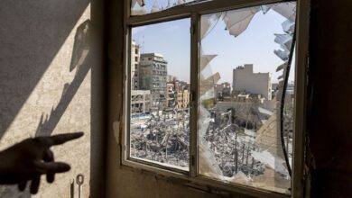 O bloqueio da internet no Irã já dura mais de 120 horas, com a conectividade no país estagnada em cerca de 1% dos níveis típicos, segundo a organização independente de monitoramento NetBlocks.nA NetBlocks acrescentou que as empresas de telecomunicações iranianas estão se comportando de maneira "orwelliana", (referenciando ao totalitarismo), ameaçando com ações judiciais os usuários que tentam acessar a internet global.nEssa medida tem dificultado a obtenção de um panorama completo da situação no Irã.nnO que está acontecendo no Oriente Médio?nOs Estados Unidos e Israel iniciaram no sábado (28) uma onda de ataques contra o Irã, em meio a tensões sobre o programa nuclear iraniano.nO regime dos aiatolás iniciou retaliação contra países do Oriente Médio que abrigam bases militares norte-americanas, entre eles: Emirados Árabes Unidos, Catar, Bahrein, Kuwait, Jordânia e Iraque.nNo domingo (1°), a mídia estatal iraniana anunciou que seu líder supremo, o aiatolá Ali Khamenei, foi uma das vítimas feitas pelos ataques norte-americanos e israelenses.nApós o anúncio da morte de Khamenei, o Irã ameaçou lançar a "ofensiva mais pesada" da história.nO presidente iraniano, Masoud Pezeshkian, afirmou que o país persa considera se vingar pelos ataques de Israel e dos Estados Unidos como um "direito e dever legítimo".nEm resposta, Trump ameaçou o Irã contra os ataques retaliatórios, dizendo "é melhor que eles não façam isso, porque se fizerem, nós os atingiremos com uma força nunca antes vista". As agressões entre as partes continuam.nNa véspera, Trump já havia afirmado que os ataques contra o Irã vão continuar "ininterruptos durante toda a semana ou pelo tempo que for necessário para alcançarmos nosso objetivo de PAZ EM TODO O ORIENTE MÉDIO E, DE FATO, NO MUNDO!".nhttps://stories.cnnbrasil.com.br/internacional/saiba-quem-e-ali-khamenei-lider-supremo-do-ira/n&nbsp;