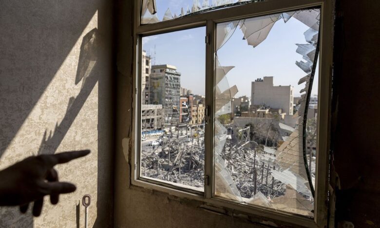 O bloqueio da internet no Irã já dura mais de 120 horas, com a conectividade no país estagnada em cerca de 1% dos níveis típicos, segundo a organização independente de monitoramento NetBlocks.nA NetBlocks acrescentou que as empresas de telecomunicações iranianas estão se comportando de maneira "orwelliana", (referenciando ao totalitarismo), ameaçando com ações judiciais os usuários que tentam acessar a internet global.nEssa medida tem dificultado a obtenção de um panorama completo da situação no Irã.nnO que está acontecendo no Oriente Médio?nOs Estados Unidos e Israel iniciaram no sábado (28) uma onda de ataques contra o Irã, em meio a tensões sobre o programa nuclear iraniano.nO regime dos aiatolás iniciou retaliação contra países do Oriente Médio que abrigam bases militares norte-americanas, entre eles: Emirados Árabes Unidos, Catar, Bahrein, Kuwait, Jordânia e Iraque.nNo domingo (1°), a mídia estatal iraniana anunciou que seu líder supremo, o aiatolá Ali Khamenei, foi uma das vítimas feitas pelos ataques norte-americanos e israelenses.nApós o anúncio da morte de Khamenei, o Irã ameaçou lançar a "ofensiva mais pesada" da história.nO presidente iraniano, Masoud Pezeshkian, afirmou que o país persa considera se vingar pelos ataques de Israel e dos Estados Unidos como um "direito e dever legítimo".nEm resposta, Trump ameaçou o Irã contra os ataques retaliatórios, dizendo "é melhor que eles não façam isso, porque se fizerem, nós os atingiremos com uma força nunca antes vista". As agressões entre as partes continuam.nNa véspera, Trump já havia afirmado que os ataques contra o Irã vão continuar "ininterruptos durante toda a semana ou pelo tempo que for necessário para alcançarmos nosso objetivo de PAZ EM TODO O ORIENTE MÉDIO E, DE FATO, NO MUNDO!".nhttps://stories.cnnbrasil.com.br/internacional/saiba-quem-e-ali-khamenei-lider-supremo-do-ira/n&nbsp;