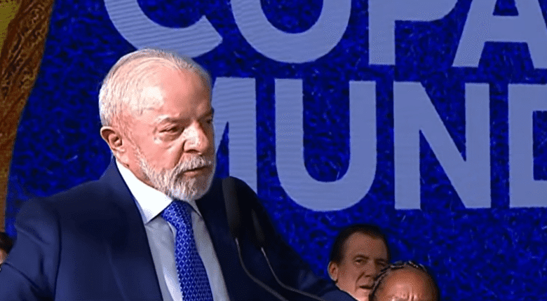 O presidente Luiz Inácio Lula da Silva (PT) avalia a sanção do PL Antifacção em meio a diferentes posições dentro do governo federal. O chefe do Executivo tem até esta terça-feira (24) para decidir sobre o texto.nDe um lado, há defesa por medidas mais duras no combate ao crime organizado; de outro, técnicos do Ministério da Justiça recomendam ajustes em pontos considerados inconstitucionais ou desproporcionais.nNos bastidores, a ala política sustenta o endurecimento das regras como resposta à atuação de facções. Já a área jurídica alerta que o projeto pode abrir margem para interpretações amplas e atingir até manifestações sociais, ao empregar termos genéricos como “impedir” ou “dificultar” ações policiais.nnDentro da pasta, o ministro Wellington César Lima e Silva tem buscado evitar que o tema se transforme em um embate político mais amplo. A postura, no entanto, encontra resistência em uma ala técnica do próprio ministério, que defende a necessidade de vetos para reduzir riscos jurídicos do projeto.nO parecer também aponta possíveis excessos nas penas — que chegam a 30 anos mesmo sem vínculo direto com organizações criminosas — e questiona medidas como prisão preventiva automática, vedação ao livramento condicional e suspensão de direitos políticos de presos sem condenação definitiva.nHá ainda ressalvas sobre o fim do auxílio-reclusão para dependentes, a adoção de audiências de custódia por videoconferência como regra e a retirada de competências do Tribunal do Júri.nA avaliação interna é que uma eventual sanção integral pode levar a questionamentos no STF (Supremo Tribunal Federal), inserindo o tema em um novo debate jurídico e político.nO texto foi aprovado no fim de fevereiro no Congresso Nacional, após embate político entre governistas e o relator do texto na Câmara dos Deputados, deputado Guilherme Derrite (PL-SP).nhttps://www.youtube.com/watch?v=Uvwv-jKuvqY