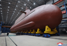 O líder da Coreia do Norte, Kim Jong-un, afirmou que a guerra dos Estados Unidos com o Irã prova que seu país tomou a decisão correta ao manter armas nucleares.nEm um discurso à Assembleia Popular Suprema da Coreia do Norte na terça-feira (24), Kim acusou Washington de "atos de terrorismo e agressão patrocinados pelo Estado".n"A situação atual prova claramente" que a Coreia do Norte estava justificada em rejeitar o que ele descreveu como pressão e "conversas amistosas" dos EUA para que abandonasse seu arsenal nuclear, afirmou Kim.nEle acrescentou que o status nuclear da Coreia do Norte agora é "irreversível".nnO presidente americano, Donald Trump, já havia afirmado que o Irã representava uma ameaça "iminente" aos EUA, meses depois de declarar que Washington havia "aniquilado" as capacidades nucleares iranianas.nPara a liderança norte-coreana, o conflito com o Irã reforça a crença de longa data de que países sem armas nucleares estão vulneráveis ao poderio militar americano, enquanto aqueles que as possuem podem dissuadi-lo.nO momento é significativo. Trump sinalizou recentemente estar aberto a retomar as negociações com Kim, reativando uma via diplomática que entrou em colapso em 2019.nNo início deste mês, o primeiro-ministro da Coreia do Sul viajou a Washington para uma reunião não programada no Salão Oval com Trump.nSegundo autoridades, a conversa se concentrou na possibilidade de retomar a diplomacia com a Coreia do Norte, em como coordenar estratégias e em como responder ao desenvolvimento de armas nucleares por Pyongyang.nAs declarações mais recentes de Kim Jong-un sugerem que qualquer encontro futuro seria muito diferente das cúpulas anteriores, que se concentraram na desnuclearização.nEle indicou estar disposto a dialogar novamente com Trump, mas somente se os EUA aceitarem a Coreia do Norte como uma potência nuclear e abandonarem o que Pyongyang chama de sua "política hostil".nA Coreia do Norte exibiu recentemente uma série de testes de armas de grande repercussão, incluindo lançamentos de mísseis de cruzeiro a partir de um novo navio de guerra e bombardeios com o que a mídia estatal descreve como foguetes com capacidade nuclear.nhttps://stories.cnnbrasil.com.br/internacional/o-que-sao-e-como-funcionam-as-armas-nucleares/