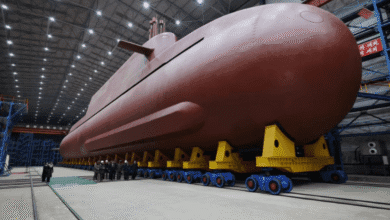 O líder da Coreia do Norte, Kim Jong-un, afirmou que a guerra dos Estados Unidos com o Irã prova que seu país tomou a decisão correta ao manter armas nucleares.nEm um discurso à Assembleia Popular Suprema da Coreia do Norte na terça-feira (24), Kim acusou Washington de "atos de terrorismo e agressão patrocinados pelo Estado".n"A situação atual prova claramente" que a Coreia do Norte estava justificada em rejeitar o que ele descreveu como pressão e "conversas amistosas" dos EUA para que abandonasse seu arsenal nuclear, afirmou Kim.nEle acrescentou que o status nuclear da Coreia do Norte agora é "irreversível".nnO presidente americano, Donald Trump, já havia afirmado que o Irã representava uma ameaça "iminente" aos EUA, meses depois de declarar que Washington havia "aniquilado" as capacidades nucleares iranianas.nPara a liderança norte-coreana, o conflito com o Irã reforça a crença de longa data de que países sem armas nucleares estão vulneráveis ao poderio militar americano, enquanto aqueles que as possuem podem dissuadi-lo.nO momento é significativo. Trump sinalizou recentemente estar aberto a retomar as negociações com Kim, reativando uma via diplomática que entrou em colapso em 2019.nNo início deste mês, o primeiro-ministro da Coreia do Sul viajou a Washington para uma reunião não programada no Salão Oval com Trump.nSegundo autoridades, a conversa se concentrou na possibilidade de retomar a diplomacia com a Coreia do Norte, em como coordenar estratégias e em como responder ao desenvolvimento de armas nucleares por Pyongyang.nAs declarações mais recentes de Kim Jong-un sugerem que qualquer encontro futuro seria muito diferente das cúpulas anteriores, que se concentraram na desnuclearização.nEle indicou estar disposto a dialogar novamente com Trump, mas somente se os EUA aceitarem a Coreia do Norte como uma potência nuclear e abandonarem o que Pyongyang chama de sua "política hostil".nA Coreia do Norte exibiu recentemente uma série de testes de armas de grande repercussão, incluindo lançamentos de mísseis de cruzeiro a partir de um novo navio de guerra e bombardeios com o que a mídia estatal descreve como foguetes com capacidade nuclear.nhttps://stories.cnnbrasil.com.br/internacional/o-que-sao-e-como-funcionam-as-armas-nucleares/