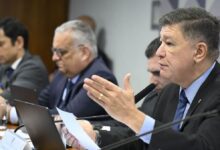 Integrantes da cúpula da CPMI do INSS (Comissão Parlamentar Mista de Inquérito) definiram que vão prorrogar por mais 30 dias o funcionamento do colegiado, caso o STF (Supremo Tribunal Federal) mantenha a decisão do ministro André Mendonça que autorizou a extensão dos trabalhos.nA decisão foi acordada na noite de quarta-feira (25), em reunião com o presidente da comissão, senador Carlos Viana, e parlamentares da oposição.nParlamentares governistas, por sua vez, iniciaram a coleta de assinaturas para limitar a prorrogação a 15 dias.n nnSegundo apurou a CNN, o líder do PL na Câmara dos Deputados, Sóstenes Cavalcante (RJ), apresentou uma contraproposta de 30 dias, que foi aceita por Viana.nInicialmente, Viana defendia um prazo de 60 dias para a conclusão do relatório final, embora Mendonça tenha autorizado a prorrogação por até 120 dias. Segundo o senador, o período permitiria aprofundar diligéncias e oitivas, incluindo frentes sensíveis, como as apurações envolvendo o banco Master.nA intenção do grupo é votar o requerimento de prorrogação por mais um més na sessão da comissão prevista para quinta-feira (26).nO plenário do STF marcou para a mesma data o julgamento presencial da decisão de Mendonça.