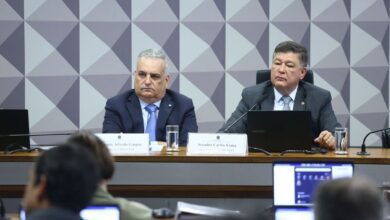 A decisão do ministro Flávio Dino, do STF (Supremo Tribunal Federal), de anular a quebra de sigilo do filho do presidente Lula (PT) intensificou o embate da CPMI do INSS com a Corte e a atuação de seus integrantes. A comissão de inquérito deve apresentar um recurso e também mira um convite para ouvir esclarecimentos do ministro.nDino decidiu suspender os efeitos de uma votação simbólica em bloco realizada pela CPMI e barrou a quebra de sigilo de Fábio Luís Lula da Silva, o Lulinha, e de outros nomes.nA previsão é que a cúpula da CPMI se reúna hoje com a Advocacia do Senado para tratar do recurso. O pleno do STF analisará a decisão de Dino em julgamento virtual a partir do dia 13 de março.nn"Dino extrapola a autonomia entre os Poderes, e para quê? Para blindar o filho do presidente da República e outras figuras que precisam se explicar sobre seu envolvimento com a fraude no INSS", afirmou o relator da CPMI, Alfredo Gaspar (União-AL) após a determinação do ministro.nAlém do recurso preparado com o auxílio da área jurídica do Senado, o presidente da CPMI, senador Carlos Viana (Podemos-MG), apresentará um requerimento para convidar Dino para prestar esclarecimentos.nO pedido ainda precisa ser analisado pela CPMI, que tem reunião com votações prevista para a próxima quinta-feira (12). Por se tratar de um convite, mesmo se for aprovado, Dino não será obrigado a comparecer.n“Entendo que, diante da relevância e dos efeitos dessa decisão sobre os trabalhos da comissão, é importante que o Parlamento e a sociedade brasileira tenham pleno conhecimento dos fundamentos jurídicos que a motivaram”, argumentou Viana sobre o requerimento.nSigilo de LulinhanA quebra de sigilo de Lulinha identificou que ele movimentou R$ 19,5 milhões entre 2022 e 2026. Os dados foram obtidos pela CPMI. A defesa do filho do presidente criticou os vazamentos das informações.nLulinha não é investigado pela Polícia Federal, mas foi mencionado ao longo das apurações. O nome dele apareceu nas operações de busca e apreensão contra a empresária Roberta Luchsinger, realizada em meados de dezembro do ano passado.nA PF apura se Lulinha manteve uma sociedade oculta por meio de Roberta com Antonio Camilo Antunes, conhecido como "Careca do INSS". A empresária também teve a quebra de sigilo aprovada pela CPMI e, depois, suspensa por Dino na quarta-feira (4).nCom as anulações determinadas por Dino, os acessos às informações sigilosas foram suspensos. Se o pleno do STF referendar o despacho do ministro, os pedidos de quebras de sigilo devem precisar ser votados novamente, de forma individual e não em bloco, pela CPMI.nEmbates com STFnDesde a instalação do colegiado, em agosto do ano passado, a cúpula da CPMI têm reclamado de habeas corpus concedidos pelo Supremo.nNa visão de Carlos Viana, as decisões atrapalham as investigações e esvaziam a atuação da CPMI ao permitir que pessoas convocadas não compareçam ou fiquem em silêncio durante depoimentos na comissão.nEm outra frente, integrantes do colegiado também fizeram diversos apelos ao ministro André Mendonça, relator de ações sobre as fraudes do INSS no STF, para viabilizar depoimentos de investigados que estão presos, mas não foram atendidos.nApesar dos impasses com o STF, é justamente à Corte que a CPMI deverá recorrer para a prorrogação dos trabalhos. O colegiado tem o fim das atividades previsto para o fim de março, mas integrantes da comissão defendem a sua prorrogação por 60 dias.nA decisão sobre prorrogar a comissão depende do aval do presidente do Senado e do Congresso, Davi Alcolumbre (União-AP). O comando da CPMI cogita apresentar um mandado de segurança no Supremo caso a prorrogação não seja confirmada.nAlcolumbre, no entanto, ainda não se manifestou publicamente sobre a possibilidade de autorizar a continuidade dos trabalhos da CPMI. Na última semana, em decisão comemorada pela cúpula da comissão, ele manteve o resultado da votação que aprovou a quebra de sigilo de Lulinha.nIsso porque parlamentares da base governista questionaram o rito da votação e pediram que fosse anulada. Foi após a decisão de Alcolumbre, anunciada na terça-feira (3), que Dino determinou a suspensão das quebras de sigilo aprovadas.nhttps://www.youtube.com/watch?v=RenGo4uf8fs