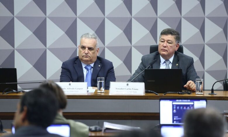 A decisão do ministro Flávio Dino, do STF (Supremo Tribunal Federal), de anular a quebra de sigilo do filho do presidente Lula (PT) intensificou o embate da CPMI do INSS com a Corte e a atuação de seus integrantes. A comissão de inquérito deve apresentar um recurso e também mira um convite para ouvir esclarecimentos do ministro.nDino decidiu suspender os efeitos de uma votação simbólica em bloco realizada pela CPMI e barrou a quebra de sigilo de Fábio Luís Lula da Silva, o Lulinha, e de outros nomes.nA previsão é que a cúpula da CPMI se reúna hoje com a Advocacia do Senado para tratar do recurso. O pleno do STF analisará a decisão de Dino em julgamento virtual a partir do dia 13 de março.nn"Dino extrapola a autonomia entre os Poderes, e para quê? Para blindar o filho do presidente da República e outras figuras que precisam se explicar sobre seu envolvimento com a fraude no INSS", afirmou o relator da CPMI, Alfredo Gaspar (União-AL) após a determinação do ministro.nAlém do recurso preparado com o auxílio da área jurídica do Senado, o presidente da CPMI, senador Carlos Viana (Podemos-MG), apresentará um requerimento para convidar Dino para prestar esclarecimentos.nO pedido ainda precisa ser analisado pela CPMI, que tem reunião com votações prevista para a próxima quinta-feira (12). Por se tratar de um convite, mesmo se for aprovado, Dino não será obrigado a comparecer.n“Entendo que, diante da relevância e dos efeitos dessa decisão sobre os trabalhos da comissão, é importante que o Parlamento e a sociedade brasileira tenham pleno conhecimento dos fundamentos jurídicos que a motivaram”, argumentou Viana sobre o requerimento.nSigilo de LulinhanA quebra de sigilo de Lulinha identificou que ele movimentou R$ 19,5 milhões entre 2022 e 2026. Os dados foram obtidos pela CPMI. A defesa do filho do presidente criticou os vazamentos das informações.nLulinha não é investigado pela Polícia Federal, mas foi mencionado ao longo das apurações. O nome dele apareceu nas operações de busca e apreensão contra a empresária Roberta Luchsinger, realizada em meados de dezembro do ano passado.nA PF apura se Lulinha manteve uma sociedade oculta por meio de Roberta com Antonio Camilo Antunes, conhecido como "Careca do INSS". A empresária também teve a quebra de sigilo aprovada pela CPMI e, depois, suspensa por Dino na quarta-feira (4).nCom as anulações determinadas por Dino, os acessos às informações sigilosas foram suspensos. Se o pleno do STF referendar o despacho do ministro, os pedidos de quebras de sigilo devem precisar ser votados novamente, de forma individual e não em bloco, pela CPMI.nEmbates com STFnDesde a instalação do colegiado, em agosto do ano passado, a cúpula da CPMI têm reclamado de habeas corpus concedidos pelo Supremo.nNa visão de Carlos Viana, as decisões atrapalham as investigações e esvaziam a atuação da CPMI ao permitir que pessoas convocadas não compareçam ou fiquem em silêncio durante depoimentos na comissão.nEm outra frente, integrantes do colegiado também fizeram diversos apelos ao ministro André Mendonça, relator de ações sobre as fraudes do INSS no STF, para viabilizar depoimentos de investigados que estão presos, mas não foram atendidos.nApesar dos impasses com o STF, é justamente à Corte que a CPMI deverá recorrer para a prorrogação dos trabalhos. O colegiado tem o fim das atividades previsto para o fim de março, mas integrantes da comissão defendem a sua prorrogação por 60 dias.nA decisão sobre prorrogar a comissão depende do aval do presidente do Senado e do Congresso, Davi Alcolumbre (União-AP). O comando da CPMI cogita apresentar um mandado de segurança no Supremo caso a prorrogação não seja confirmada.nAlcolumbre, no entanto, ainda não se manifestou publicamente sobre a possibilidade de autorizar a continuidade dos trabalhos da CPMI. Na última semana, em decisão comemorada pela cúpula da comissão, ele manteve o resultado da votação que aprovou a quebra de sigilo de Lulinha.nIsso porque parlamentares da base governista questionaram o rito da votação e pediram que fosse anulada. Foi após a decisão de Alcolumbre, anunciada na terça-feira (3), que Dino determinou a suspensão das quebras de sigilo aprovadas.nhttps://www.youtube.com/watch?v=RenGo4uf8fs