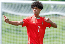 A imprensa internacional noticiou que o filho de Cristiano Ronaldo, o primogênito do atleta, treinou na academia do Real Madrid na nesta terça-feira (25).nnSegundo o The Athletic, o objetivo é que o atacante de 15 anos passe a integrar as categorias de base do clube no futuro. Por isso, ele treinou com a equipe sub-16.nVale lembrar que Cristiano Jr. atualmente joga nas categorias de base do Al Nassr, clube que também conta com seu pai.nCaso se transfira para Madri, o Real Madrid voltará a “reencontrar” Cristiano Ronaldo, maior artilheiro da história do clube.nAlém disso, o primogênito já defendeu Portugal nas categorias sub-15 e sub-16. O jovem, que nasceu nos Estados Unidos, também passou pelas categorias de base de Juventus e Real Madrid durante os períodos em que Cristiano Ronaldo atuou por esses clubes.nhttps://stories.cnnbrasil.com.br/esportes/cristiano-ronaldo-41-anos-veja-a-evolucao-do-craque-portugues-ano-a-ano/