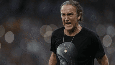 Anunciado como novo técnico do Santos nesta quinta-feira (19), Cuca projetou seu retorno ao clube paulista e mandou um recado à torcida santista.nO treinador de 62 anos assume a vaga deixada por Juan Pablo Vojvoda, demitido pelo Peixe nesta quarta-feira (18) após a derrota para o Internacional, na Vila Belmiro.nnEm vídeo divulgado pelo Santos, Cuca se disse “animado” e “esperançoso” para mais uma passagem pelo clube e destacou que buscará extrair o melhor de cada jogador.n"Olá, pessoal. Como vocês já sabem, a gente está de volta ao trabalho no Santos Futebol Clube. Vou muito animado, muito esperançoso, consciente da responsabilidade que a gente tem nesse momento difícil que o clube vive, mas confiante em fazer um bom trabalho, em resgatar de cada jogador o máximo da essência de cada um em benefício do clube”, iniciou.nnCuca envia recado após ser anunciado como técnico do clube! pic.twitter.com/e1lnquZ87rn— Santos FC (@SantosFC) March 19, 2026nn“[Gostaria de] Pedir ajuda ao torcedor, que é fundamental, para que a gente possa ter um bom ano ainda na Copa do Brasil, na Sul-Americana e, principalmente, no Campeonato Brasileiro”, acrescentou Cuca.nEsta será a quarta passagem do treinador pelo Santos. Antes, o treinador comandou o clube em 2008, 2018 e 2020-2021.nnSantos no Campeonato BrasileironDerrotado pelo Inter nesta quarta-feira, o Santos ocupa a 16ª posição do Brasileirão, com seis pontos ganhos.nO próximo compromisso da equipe, que marcará a estreia de Cuca, será contra o Cruzeiro. As equipes se enfrentam no domingo (22), às 16h, no Mineirão, em Belo Horizonte, pela oitava rodada do Campeonato Brasileiro.