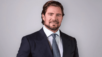 Uma mensagem recebida por Daniel Vorcaro antes da operação que terminou em sua prisão, em novembro de 2026, chamou a atenção da Polícia Federal e reforça a tese de que Vorcaro teve acesso a informações sigilosas.nRegistros obtidos pela investigação mostram o advogado Walfrido Warde dizendo ao banqueiro que estava “infernizando” a vida do juiz Ricardo Leite, da 10ª Vara Federal de Brasília.nA conversa, segundo apurou a CNN, aparece em anotações de Vorcaro em um bloco de notas do celular, salvas no dia 17 de novembro horas antes da operação que terminou com a primeira prisão do banqueiro naquele mesmo dia.nnA informação foi revelada pelo jornal O Estado de S. Paulo, confirmada pela CNN e consta em relatório encaminhado pela PF ao STF (Supremo Tribunal Federal).nÀquela altura, Leite era o responsável pelas investigações na primeira instância. Partiu dele a autorização para prender o dono do Banco Master, que acabou liberado 10 dias depois graças a um habeas corpus concedido pela desembargadora Solange Salgado, do TRF-1 (Tribunal Regional Federal da 1ª Região).nWalfrido Warde deixou a defesa de Vorcaro menos de um mês depois, ainda antes da segunda prisão do banqueiro.nNesta sexta-feira (14), mais um advogado deixou o caso. Pierpaolo Bottin deu lugar a José Luis Oliveira Lima. O movimento aumenta a expectativa de que Vorcaro opte por tentar fechar um acordo de delação premiada.nOutro ladonEm nota enviada à CNN, o escritório de Warde afirmou que "recebeu a informação de que havia um inquérito investigando Daniel Vorcaro e o Banco Master na 10ª Vara da Justiça Federal de Brasília do próprio cliente e de outros escritórios que o representavam”. Destacou ainda que “a tentar encontrar tal inquérito já haviam inferido que estivesse nessa vara do Distrito Federal, porque é especializada em questões relativas ao sistema financeiro."nO texto afirma que os escritórios prepararam a petição que foi enviada a ambos os magistrados dessa vara “em conjunto”.n“Após ingressar com a petição assinada em conjunto por quatro escritórios, Warde Advogados buscou contato com os juízes pleiteando que os defendentes fossem recebidos em audiência a fim de despachar a petição, sempre em observância aos interesses do então cliente, e na forma da lei. Warde Advogados jamais participou de atos de obtenção de dados cobertos por sigilo. Qualquer sugestão nesse sentido é caluniosa e totalmente contrária aos fatos", conclui.nO juiz Ricardo Leite também foi procurado, mas não retornou até a publicação da reportagem.