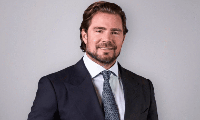 Uma mensagem recebida por Daniel Vorcaro antes da operação que terminou em sua prisão, em novembro de 2026, chamou a atenção da Polícia Federal e reforça a tese de que Vorcaro teve acesso a informações sigilosas.nRegistros obtidos pela investigação mostram o advogado Walfrido Warde dizendo ao banqueiro que estava “infernizando” a vida do juiz Ricardo Leite, da 10ª Vara Federal de Brasília.nA conversa, segundo apurou a CNN, aparece em anotações de Vorcaro em um bloco de notas do celular, salvas no dia 17 de novembro horas antes da operação que terminou com a primeira prisão do banqueiro naquele mesmo dia.nnA informação foi revelada pelo jornal O Estado de S. Paulo, confirmada pela CNN e consta em relatório encaminhado pela PF ao STF (Supremo Tribunal Federal).nÀquela altura, Leite era o responsável pelas investigações na primeira instância. Partiu dele a autorização para prender o dono do Banco Master, que acabou liberado 10 dias depois graças a um habeas corpus concedido pela desembargadora Solange Salgado, do TRF-1 (Tribunal Regional Federal da 1ª Região).nWalfrido Warde deixou a defesa de Vorcaro menos de um mês depois, ainda antes da segunda prisão do banqueiro.nNesta sexta-feira (14), mais um advogado deixou o caso. Pierpaolo Bottin deu lugar a José Luis Oliveira Lima. O movimento aumenta a expectativa de que Vorcaro opte por tentar fechar um acordo de delação premiada.nOutro ladonEm nota enviada à CNN, o escritório de Warde afirmou que "recebeu a informação de que havia um inquérito investigando Daniel Vorcaro e o Banco Master na 10ª Vara da Justiça Federal de Brasília do próprio cliente e de outros escritórios que o representavam”. Destacou ainda que “a tentar encontrar tal inquérito já haviam inferido que estivesse nessa vara do Distrito Federal, porque é especializada em questões relativas ao sistema financeiro."nO texto afirma que os escritórios prepararam a petição que foi enviada a ambos os magistrados dessa vara “em conjunto”.n“Após ingressar com a petição assinada em conjunto por quatro escritórios, Warde Advogados buscou contato com os juízes pleiteando que os defendentes fossem recebidos em audiência a fim de despachar a petição, sempre em observância aos interesses do então cliente, e na forma da lei. Warde Advogados jamais participou de atos de obtenção de dados cobertos por sigilo. Qualquer sugestão nesse sentido é caluniosa e totalmente contrária aos fatos", conclui.nO juiz Ricardo Leite também foi procurado, mas não retornou até a publicação da reportagem.