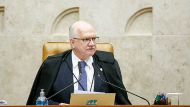 O presidente do STF (Supremo Tribunal Federal), ministro Edson Fachin, afirmou nesta segunda-feira (16) que tribunal deve buscar a autoconteção e que a Constituição Federal não pode ser usada como um “cardápio de argumentos” disponíveis para defender qualquer decisão ou tese de interesse.nDe acordo com ele, o papel do STF em interpretar e aplicar a Constituição exige responsabilidade, e só funciona quando os ministros levam a tarefa a sério como compromisso com a justiça e não apenas como discurso.n“A autocontenção não é fraqueza; é respeito à separação de poderes que, em última análise, é ela própria uma exigência constitucional. [...] Ninguém tem uma Constituição para chamar de sua. Ela é um projeto coletivo”, afirmou Fachin durante palestra a estudantes de direito em universidade de Brasília.nnO ministro disse ainda que o povo brasileiro deseja um Estado eficiente e honesto dentro de um ambiente de estabilidade democrática e respeito às instituições, e afirmou que isso passa diretamente pela imagem que os sistemas de justiça deixam à população.nAs declarações de Fachin se dão em meio a uma das maiores crises de credibilidade do Supremo. Envolvimentos financeiros e pessoais dos ministros Dias Toffoli e Alexandre de Moraes com o caso do Banco Master, investigado por fraudes financeiras, repercutiram nos últimos meses, aumentando a desconfiança sobre a integridade das decisões da Corte.nA esposa de Moraes, a advogada Viviane Barci, teria mantido um contrato de R$ 129 milhões com Daniel Vorcaro, dono do banco. Além disso, mensagens extraídas do celular do ex-banqueiro mostram uma suposta troca de mensagens entre Vorcaro e Alexandre de Moraes.nJá Toffoli é sócio da empresa Maridt, que vendeu participação no Resort Tayayá ao Fundo Arleen, ligada à teia empresarial do Banco Master, e também teria relacionamento pessoal com investigados no caso.nAlém disso, Moraes também passou a ser criticado pela atuação como relator no chamado inquérito das Fake News, que apura ataques às instituições democráticas e atuação de redes organizadas de desinformação.nO processo é um dos que tramita há mais tempo na Corte. Ele foi aberto por Toffoli de ofício, sem provocação externa à Corte, e teve Moraes designado relator diretamente por ele, sem o sorteio que normalmente define a relatoria.nRecentemente, por consequência desse inquérito estar sob sua relatoria, Moraes determinou operação contra servidores da Receita Federal suspeitos de vazar os dados da sua esposa e ordenou busca e apreensão contra um jornalista do Maranhão que apontou suposto uso irregular de veículo oficial do Tribunal de Justiça do Maranhão por familiares do ministro Flávio Dino.nA crise da Corte reacendeu o debate sobre um código de ética para ministros do STF, defendido há tempos pelo presidente Fachin. No início deste ano, mesmo sem apoio dos colegas, o ministro deu andamento à proposta e designou Cármen Lúcia como relatora do texto.nhttps://www.youtube.com/watch?v=DCyt_LEXD7A