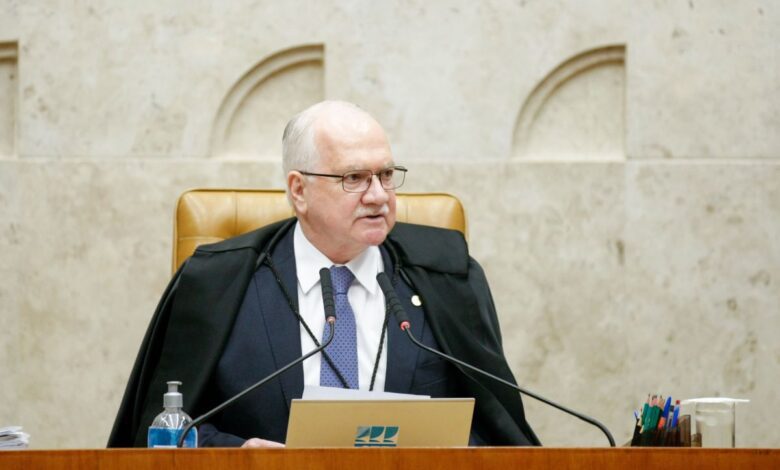 O presidente do STF (Supremo Tribunal Federal), ministro Edson Fachin, afirmou nesta segunda-feira (16) que tribunal deve buscar a autoconteção e que a Constituição Federal não pode ser usada como um “cardápio de argumentos” disponíveis para defender qualquer decisão ou tese de interesse.nDe acordo com ele, o papel do STF em interpretar e aplicar a Constituição exige responsabilidade, e só funciona quando os ministros levam a tarefa a sério como compromisso com a justiça e não apenas como discurso.n“A autocontenção não é fraqueza; é respeito à separação de poderes que, em última análise, é ela própria uma exigência constitucional. [...] Ninguém tem uma Constituição para chamar de sua. Ela é um projeto coletivo”, afirmou Fachin durante palestra a estudantes de direito em universidade de Brasília.nnO ministro disse ainda que o povo brasileiro deseja um Estado eficiente e honesto dentro de um ambiente de estabilidade democrática e respeito às instituições, e afirmou que isso passa diretamente pela imagem que os sistemas de justiça deixam à população.nAs declarações de Fachin se dão em meio a uma das maiores crises de credibilidade do Supremo. Envolvimentos financeiros e pessoais dos ministros Dias Toffoli e Alexandre de Moraes com o caso do Banco Master, investigado por fraudes financeiras, repercutiram nos últimos meses, aumentando a desconfiança sobre a integridade das decisões da Corte.nA esposa de Moraes, a advogada Viviane Barci, teria mantido um contrato de R$ 129 milhões com Daniel Vorcaro, dono do banco. Além disso, mensagens extraídas do celular do ex-banqueiro mostram uma suposta troca de mensagens entre Vorcaro e Alexandre de Moraes.nJá Toffoli é sócio da empresa Maridt, que vendeu participação no Resort Tayayá ao Fundo Arleen, ligada à teia empresarial do Banco Master, e também teria relacionamento pessoal com investigados no caso.nAlém disso, Moraes também passou a ser criticado pela atuação como relator no chamado inquérito das Fake News, que apura ataques às instituições democráticas e atuação de redes organizadas de desinformação.nO processo é um dos que tramita há mais tempo na Corte. Ele foi aberto por Toffoli de ofício, sem provocação externa à Corte, e teve Moraes designado relator diretamente por ele, sem o sorteio que normalmente define a relatoria.nRecentemente, por consequência desse inquérito estar sob sua relatoria, Moraes determinou operação contra servidores da Receita Federal suspeitos de vazar os dados da sua esposa e ordenou busca e apreensão contra um jornalista do Maranhão que apontou suposto uso irregular de veículo oficial do Tribunal de Justiça do Maranhão por familiares do ministro Flávio Dino.nA crise da Corte reacendeu o debate sobre um código de ética para ministros do STF, defendido há tempos pelo presidente Fachin. No início deste ano, mesmo sem apoio dos colegas, o ministro deu andamento à proposta e designou Cármen Lúcia como relatora do texto.nhttps://www.youtube.com/watch?v=DCyt_LEXD7A