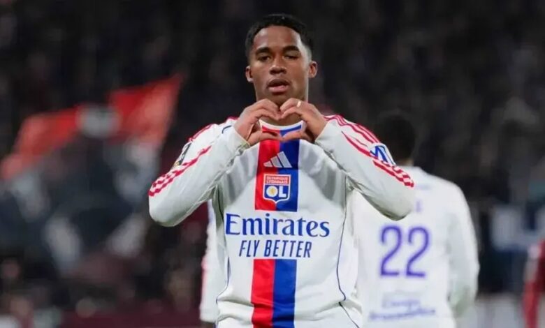 Após voltar a ser convocado para a Seleão Brasileira, Endrick voltou a destacar o desejo de retornar ao grupo, além do sonho de disputar uma Copa do Mundo.nDurante entrevista na série “Um Dia Com”, da CazéTV, o atacante admitiu sentir falta do ambiente da Seleção e reforçou a vontade de voltar a vestir a camisa do Brasil.n“Quero voltar à Seleção, é um lugar que eu sinto muitas saudades. Espero estar lá para poder ajudar o Brasil”, disse o atacante do Lyon.nnnNesta segunda-feira (16), técnico Carlo Ancelotti convocou o atacante do Lyon para disputar os amistosos de março da Seleção Brasileira contra França e Croácia, nos dias 26 e 31, respectivamente, nos Estados Unidos.nEndrick também relembrou com carinho a convivência com jogadores experientes do elenco, destacando a importância desses momentos.n“Sinto muitas saudades de estar com o Alisson e o Marquinhos. Era uma conversa muito saudável, que fluía bem, são jogadores experientes e capitães da Seleção. Era muito bom estar com eles.”nAlém disso, o atacante destacou que disputar a Copa do Mundo é um dos principais objetivos da carreira.n“Meu sonho é, sem dúvidas, estar na Copa. Todo mundo já quis ser jogador um dia e quis jogar uma Copa, e é meu sonho também. Se eu estiver lá, é treinar, trabalhar e agradecer a Deus todos os dias por estar ali com aqueles jogadores, em busca do título mundial.”nhttps://stories.cnnbrasil.com.br/esportes/ancelotti-e-direto-e-revela-se-renovara-contrato-com-a-selecao/