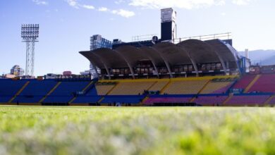 Palmeiras e Universidad Católica se enfrentam neste domingo (8), às 21h (de Brasília), no Estádio Olímpico Atahualpa, em Quito, pela estreia da Conmebol Libertadores Sub-20 2026.nnA transmissão do confronto entre o verdão e a equipe equatoriana terá transmissão do NSPORTS pelo YouTube e TV por assinatura, além da PLUTO TV (streaming).nParticipando do torneio pela terceira vez, o Verdão assegurou sua vaga após conquistar o Campeonato Brasileiro Sub-20 de 2025. Com isso, ocupa a cabeça de chave do grupo B da Libertadores com Sporting Cristal-PER, Olimpia-PAR e Universidad Católica-EQU.nNa última participação, o time alviverde chegou à final da competição continental e foi superado nos pênaltis pelo Flamengo, em Assunção (PAR).nOnde assistir a Palmeiras x Universidad CatólicannStreaming : Nsports (YouTube)nTV: Pluto TVnnFicha técnica de Palmeiras x Universidad CatólicannData: 8/03/2026nHorário: 21h (de Brasília)nLocal: Estádio Olímpico Atahualpa, em QuitonFase: 1nnhttps://stories.cnnbrasil.com.br/esportes/palmeiras-lanca-novas-camisas-para-a-temporada-2026-veja/