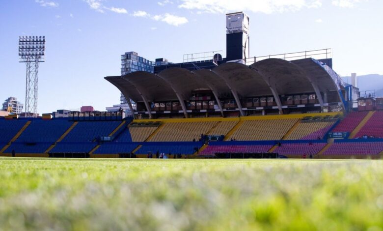 Palmeiras e Universidad Católica se enfrentam neste domingo (8), às 21h (de Brasília), no Estádio Olímpico Atahualpa, em Quito, pela estreia da Conmebol Libertadores Sub-20 2026.nnA transmissão do confronto entre o verdão e a equipe equatoriana terá transmissão do NSPORTS pelo YouTube e TV por assinatura, além da PLUTO TV (streaming).nParticipando do torneio pela terceira vez, o Verdão assegurou sua vaga após conquistar o Campeonato Brasileiro Sub-20 de 2025. Com isso, ocupa a cabeça de chave do grupo B da Libertadores com Sporting Cristal-PER, Olimpia-PAR e Universidad Católica-EQU.nNa última participação, o time alviverde chegou à final da competição continental e foi superado nos pênaltis pelo Flamengo, em Assunção (PAR).nOnde assistir a Palmeiras x Universidad CatólicannStreaming : Nsports (YouTube)nTV: Pluto TVnnFicha técnica de Palmeiras x Universidad CatólicannData: 8/03/2026nHorário: 21h (de Brasília)nLocal: Estádio Olímpico Atahualpa, em QuitonFase: 1nnhttps://stories.cnnbrasil.com.br/esportes/palmeiras-lanca-novas-camisas-para-a-temporada-2026-veja/