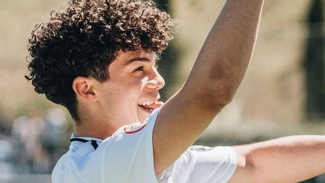 Enzo Alves, filho do ex-lateral Marcelo, tem cada vez mais chamado atenção na base do Real Madrid. Isso porque o atacante de 16 anos marcou um hat-trick (três gols) em apenas 35 minutos, na goleada por 9 a 1 diante do Diocesano.nEnzo está na base do clube merengue desde 2017, quando ainda seu pai atuava pelo clube. O promissor atacante já foi convocado para o Sub-17 da Espanha quando tinha 15 anos.nEste ano, assinou seu primeiro contrato profissional com o clube.nnVeja o hat-trick de Enzo Alvesnn55' GOAAAAAAAAL ENZO ALVES! Nice finish.nAmazing nutmeg and assist by Carlos Díez.nJuvenil A 5-1 Diocesano. pic.twitter.com/iIzSoeG0BXn— Real Madrid Fabrica (@FabricaMadrid) March 28, 2026nnn78' GOAAAAAAAAL ENZO ALVES! 2 goals today.n🔝 Liberto NavascuésnJuvenil A 7-1 Diocesano. pic.twitter.com/dHrYECa4gJn— Real Madrid Fabrica (@FabricaMadrid) March 28, 2026nnn90' GOAAAAAAAAL NZO ALVES! Hattrick!nJuvenil A 9-1 Diocesano. pic.twitter.com/shk2rfRHeqn— Real Madrid Fabrica (@FabricaMadrid) March 28, 2026nnhttps://stories.cnnbrasil.com.br/esportes/salah-anuncia-que-vai-deixar-o-liverpool/