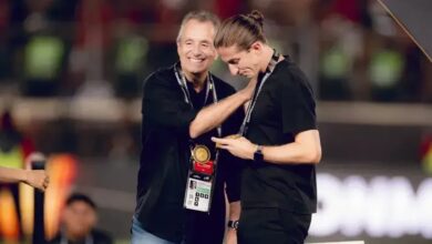 O Flamengo enviará medalhas de campeão carioca para Filipe Luís, Rodrigo Caio e Ivan Palanco, profissionais que deixaram o clube dias antes do Estadual. O Rubro-Negro conquistou o título neste domingo (8) ao vencer o Fluminense nos pênaltis no Maracanã.nA decisão foi do departamento de futebol. Filipe Luís e seu auxiliar Iván Palanco foram demitidos pela diretoria após a goleada por 8 a 0 sobre o Madureira, na semifinal do Campeonato Carioca. Após o anúncio, Rodrigo Caio pediu para deixar o Flamengo.nLeonardo Jardim substituiu Filipe Luís no comando do time, fazendo sua estreia no Fla-Flu. Na entrevista após o jogo, o treinador português também citou o antecessor.nnO presidente Luiz Eduardo Baptista, o Bap, foi o responsável pela decisão de demitir Filipe Luís. No gramado do Maracanã após o Fla-Flu, o mandatário evitou o tema, mas afirmou que achava “justo” que o ex-treinador e sua comissão fossem homenageados.n"É uma decisão do futebol, o que definirem está bem definido. Eu acho justo que ganhe uma medalha, não vejo problema nenhum com isso. Deu uma contribuição importantíssima para o Flamengo, o que ele fez jamais será apagado, mas temos que olhar para frente. Muito sucesso para ele, que já está na galeria de grandes campeões rubro-negros. É merecido”, afirmou Luiz Eduardo Baptista no gramado do Maracanã.nJosé Boto, por sua vez, foi quem comunicou as mudanças ao elenco, e a condução do caso expôs a relação desgastada do diretor de futebol com o grupo de jogadores.nEmerson Royal, por exemplo, assumiu que os atletas foram os principais culpados pela saída - algo similar ao que foi dito por Boto na conversa com o elenco no dia seguinte à demissão. Já Léo Ortiz comentou as críticas do diretor à “liberdade” dada pelo treinador.n“Foram colocadas muitas coisas de pessoas que estavam aqui ainda. Se existia algum problema, por que não foi falado antes? Por que esperou o Filipe Luís para falar para os jogadores? Eu falo tranquilo: o Filipe sempre deu liberdade e foi dessa maneira que ganhamos tudo ano passado. Ou você acredita nessa maneira ou você não acredita. Não pode só acreditar quando ganha. O Filipe sempre deu liberdade, mas nunca deixou de cobrar, do mais novo ao mais velho. Não é à toa tudo o que ele conquistou”, disse Ortiz.nA chegada de José Boto ao Flamengo foi uma das primeiras medidas da gestão de Bap, eleito para o triênio 2025-27 no clube carioca. O português foi responsável por uma reestruturação do departamento de futebol desde a última temporada, com mudanças de metodologia e no quadro de funcionários das categorias de base ao profissional.nO próximo compromissonO Flamengo volta a campo na quarta-feira (11) e o adversário é justamente o Cruzeiro, equipe que Leonardo Jardim trabalhou em 2025. O treinador alegou questões pessoais para deixar o clube em dezembro, encerrando o contrato que era válido por mais um ano.n&nbsp;nCom quatro pontos em três rodadas, o Rubro-Negro tenta recuperar-se no Brasileirão e encostar nos primeiros colocados da Série A. O Cruzeiro, com dois pontos, é o vice-lanterna. Os times se enfrentam no Maracanã.nhttps://stories.cnnbrasil.com.br/esportes/em-encontro-com-trump-messi-ouve-que-e-melhor-que-pele-entenda/