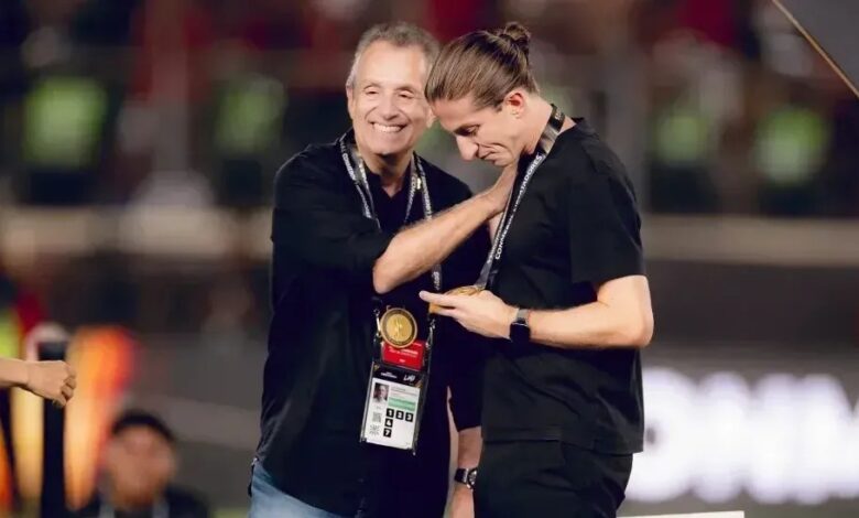 O Flamengo enviará medalhas de campeão carioca para Filipe Luís, Rodrigo Caio e Ivan Palanco, profissionais que deixaram o clube dias antes do Estadual. O Rubro-Negro conquistou o título neste domingo (8) ao vencer o Fluminense nos pênaltis no Maracanã.nA decisão foi do departamento de futebol. Filipe Luís e seu auxiliar Iván Palanco foram demitidos pela diretoria após a goleada por 8 a 0 sobre o Madureira, na semifinal do Campeonato Carioca. Após o anúncio, Rodrigo Caio pediu para deixar o Flamengo.nLeonardo Jardim substituiu Filipe Luís no comando do time, fazendo sua estreia no Fla-Flu. Na entrevista após o jogo, o treinador português também citou o antecessor.nnO presidente Luiz Eduardo Baptista, o Bap, foi o responsável pela decisão de demitir Filipe Luís. No gramado do Maracanã após o Fla-Flu, o mandatário evitou o tema, mas afirmou que achava “justo” que o ex-treinador e sua comissão fossem homenageados.n"É uma decisão do futebol, o que definirem está bem definido. Eu acho justo que ganhe uma medalha, não vejo problema nenhum com isso. Deu uma contribuição importantíssima para o Flamengo, o que ele fez jamais será apagado, mas temos que olhar para frente. Muito sucesso para ele, que já está na galeria de grandes campeões rubro-negros. É merecido”, afirmou Luiz Eduardo Baptista no gramado do Maracanã.nJosé Boto, por sua vez, foi quem comunicou as mudanças ao elenco, e a condução do caso expôs a relação desgastada do diretor de futebol com o grupo de jogadores.nEmerson Royal, por exemplo, assumiu que os atletas foram os principais culpados pela saída - algo similar ao que foi dito por Boto na conversa com o elenco no dia seguinte à demissão. Já Léo Ortiz comentou as críticas do diretor à “liberdade” dada pelo treinador.n“Foram colocadas muitas coisas de pessoas que estavam aqui ainda. Se existia algum problema, por que não foi falado antes? Por que esperou o Filipe Luís para falar para os jogadores? Eu falo tranquilo: o Filipe sempre deu liberdade e foi dessa maneira que ganhamos tudo ano passado. Ou você acredita nessa maneira ou você não acredita. Não pode só acreditar quando ganha. O Filipe sempre deu liberdade, mas nunca deixou de cobrar, do mais novo ao mais velho. Não é à toa tudo o que ele conquistou”, disse Ortiz.nA chegada de José Boto ao Flamengo foi uma das primeiras medidas da gestão de Bap, eleito para o triênio 2025-27 no clube carioca. O português foi responsável por uma reestruturação do departamento de futebol desde a última temporada, com mudanças de metodologia e no quadro de funcionários das categorias de base ao profissional.nO próximo compromissonO Flamengo volta a campo na quarta-feira (11) e o adversário é justamente o Cruzeiro, equipe que Leonardo Jardim trabalhou em 2025. O treinador alegou questões pessoais para deixar o clube em dezembro, encerrando o contrato que era válido por mais um ano.n&nbsp;nCom quatro pontos em três rodadas, o Rubro-Negro tenta recuperar-se no Brasileirão e encostar nos primeiros colocados da Série A. O Cruzeiro, com dois pontos, é o vice-lanterna. Os times se enfrentam no Maracanã.nhttps://stories.cnnbrasil.com.br/esportes/em-encontro-com-trump-messi-ouve-que-e-melhor-que-pele-entenda/