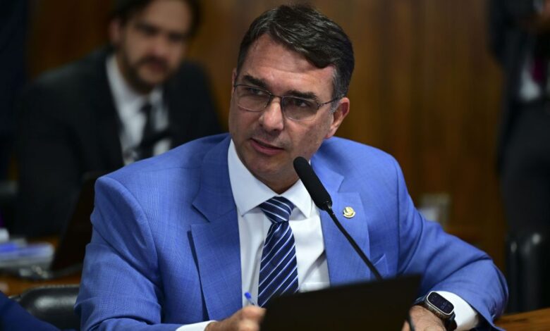 Aliados do pré-candidato do PL à Presidência da República, Flávio Bolsonaro, avaliam adiar em cerca de três meses o lançamento de seu plano de governo.nA promessa era divulgar os pontos principais de um programa no fim de março. No entanto, com a alta de Flávio nas pesquisas, interlocutores do senador defendem jogar o lançamento apenas para junho.nA estratégia avaliada, segundo relatos feitos à CNN, tem como objetivo não contaminar essa "boa fase" -- que culminou com empate nas simulações contra o presidente Luiz Inácio Lula da Silva (PT) -- com um noticiário potencialmente negativo.nnIsso porque parte das propostas, em um aceno para o mercado, envolve questões impopulares como novas reformas macroeconômicas e uma remodelação do arcabouço fiscal.nAliados de Flávio afirmam que, embora sejam propostas necessárias, elas abrem o flanco para críticas e para uma agenda de desgaste eleitoral. Por isso, preferem postergar a divulgação de um plano.nA pré-campanha tem dialogado e se aconselhado com vários expoentes econômicos da gestão Jair Bolsonaro (PL), como o próprio ex-ministro Paulo Guedes, Roberto Campos Neto (ex-presidente do Banco Central), Adolfo Sachsida (ex-secretário de Política Econômica) e Gustavo Montezano (ex-presidente do BNDES).nA economista Daniela Marques, braço direito de Guedes no antigo Ministério da Economia e ex-presidente da Caixa, também tem sido consultada e é um dos nomes potenciais para assumir a área econômica em um eventual governo Flávio Bolsonaro a partir de 2027.nUm interlocutor próximo do pré-candidato bolsonarista, contudo, afirma que não há favoritos neste momento e define o que vai ser decisivo para a escolha de um "superministro" da Fazenda no futuro: o "match", a boa química, em conversas com o próprio Flávio.nhttps://www.youtube.com/watch?v=XsBLQXqoqBk