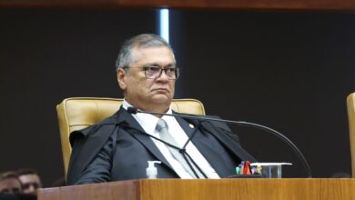 O ministro Flávio Dino, do STF (Supremo Tribunal Federal) manteve nesta quarta-feira (11) a convocação da presidente do Palmeiras, Leila Pereira, para depor na CPMI do INSS.nLeila foi convocada por ser também presidente da Crefisa, que passou a ter papel central no tema investigado após se tornar a maior vencedora do pregão que definiu o pagamento de novos benefícios do INSS.nO depoimento de Leila estava previsto para o último dia 9 de março, mas a empresária faltou à sessão e justificou a ausência com base na decisão de Flávio Dino que suspendeu quebras de sigilo aprovadas em bloco.nEla firmou ter compreendido que a suspensão também alcançava os pedidos de depoimento. A CPMI, porém, comunicou a ela que não havia suspensão de depoimentos e remarcou a oitiva para a próxima quinta-feira (12), sob pena de ela ser conduzida de forma coercitiva ao local caso não comparecesse de novo.nNo despacho desta quarta, Dino esclarece que sua decisão sobre quebras de sigilo não proibiu a CPMI de realizar as convocações de testemunhas, mesmo que aprovadas em votação em bloco.n"É evidente que a situação de quem sofre quebra de sigilo é diferente daquela de quem apenas é convocado para depor como testemunha. Não há violação da intimidade, do sigilo ou exposição indevida da vida privada pelo simples fato de ser chamado a depor como testemunha", afirmou o ministro.nO ministro considerou, porém, que a data do depoimento está muito próxima e que, por isso, não é razoável que Leila seja conduzida à sessão de forma coercitiva.nDe acordo com a determinação, Leila poderá decidir se irá no depoimento de quinta (12) ou se pede agendamento de outra data. De qualquer forma, a presença é obrigatória.