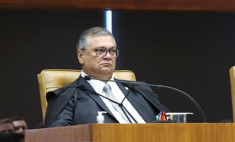 O ministro Flávio Dino, do STF (Supremo Tribunal Federal) manteve nesta quarta-feira (11) a convocação da presidente do Palmeiras, Leila Pereira, para depor na CPMI do INSS.nLeila foi convocada por ser também presidente da Crefisa, que passou a ter papel central no tema investigado após se tornar a maior vencedora do pregão que definiu o pagamento de novos benefícios do INSS.nO depoimento de Leila estava previsto para o último dia 9 de março, mas a empresária faltou à sessão e justificou a ausência com base na decisão de Flávio Dino que suspendeu quebras de sigilo aprovadas em bloco.nEla firmou ter compreendido que a suspensão também alcançava os pedidos de depoimento. A CPMI, porém, comunicou a ela que não havia suspensão de depoimentos e remarcou a oitiva para a próxima quinta-feira (12), sob pena de ela ser conduzida de forma coercitiva ao local caso não comparecesse de novo.nNo despacho desta quarta, Dino esclarece que sua decisão sobre quebras de sigilo não proibiu a CPMI de realizar as convocações de testemunhas, mesmo que aprovadas em votação em bloco.n"É evidente que a situação de quem sofre quebra de sigilo é diferente daquela de quem apenas é convocado para depor como testemunha. Não há violação da intimidade, do sigilo ou exposição indevida da vida privada pelo simples fato de ser chamado a depor como testemunha", afirmou o ministro.nO ministro considerou, porém, que a data do depoimento está muito próxima e que, por isso, não é razoável que Leila seja conduzida à sessão de forma coercitiva.nDe acordo com a determinação, Leila poderá decidir se irá no depoimento de quinta (12) ou se pede agendamento de outra data. De qualquer forma, a presença é obrigatória.