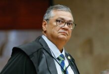 O ministro Flávio Dino, do STF (Supremo Tribunal Federal), disse que nenhum juiz é 100% adepto a autocontenção ou ao ativismo.n"Nenhum juiz é 100% adepto a autocontenção. De onde tiraram isso?", disse o ministro. Em seguida, o magistrado afirmou que os juízes também não concordam integralmente com o ativismo. "Nenhum juiz é adepto 100% ao ativismo", complementou Dino durante sessão plenária da Corte.nSegundo o magistrado, quanto mais subjetivas forem as leis, maior tende a ser o protagonismo do Judiciário, já que a abertura para interpretações amplia o espaço para decisões de caráter mais ativista.n&nbsp;nnnnnnnnnnA fala de Dino remete a um discurso recente do presidente do STF, Edson Fachin. Na ocasião, o ministro destacou que “a autocontenção não é fraqueza”, mas sim uma demonstração de respeito ao princípio da separação dos Poderes.n“Não temos voto, nós, magistrados. Temos o argumento da lei — e, acima dela, o argumento da Constituição. É justamente por isso que não podemos abrir mão de fundamentar nossas escolhas, de justificar nossas decisões de forma lúcida, sensível e racional”, afirmou Fachin na última segunda-feira (16), durante palestra para alunos de Direito, em Brasília.