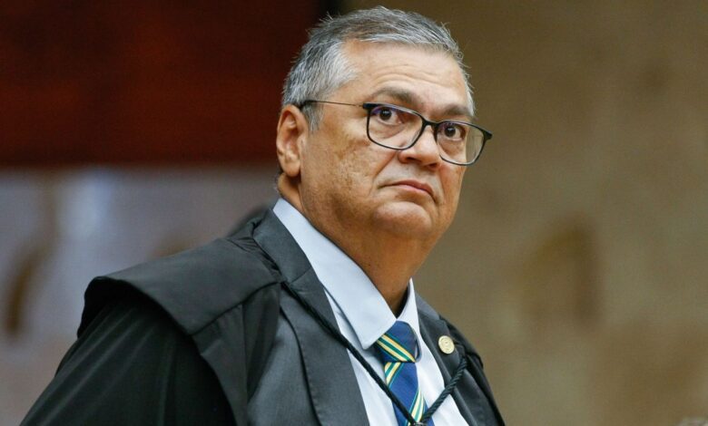 O ministro Flávio Dino, do STF (Supremo Tribunal Federal), disse que nenhum juiz é 100% adepto a autocontenção ou ao ativismo.n"Nenhum juiz é 100% adepto a autocontenção. De onde tiraram isso?", disse o ministro. Em seguida, o magistrado afirmou que os juízes também não concordam integralmente com o ativismo. "Nenhum juiz é adepto 100% ao ativismo", complementou Dino durante sessão plenária da Corte.nSegundo o magistrado, quanto mais subjetivas forem as leis, maior tende a ser o protagonismo do Judiciário, já que a abertura para interpretações amplia o espaço para decisões de caráter mais ativista.n&nbsp;nnnnnnnnnnA fala de Dino remete a um discurso recente do presidente do STF, Edson Fachin. Na ocasião, o ministro destacou que “a autocontenção não é fraqueza”, mas sim uma demonstração de respeito ao princípio da separação dos Poderes.n“Não temos voto, nós, magistrados. Temos o argumento da lei — e, acima dela, o argumento da Constituição. É justamente por isso que não podemos abrir mão de fundamentar nossas escolhas, de justificar nossas decisões de forma lúcida, sensível e racional”, afirmou Fachin na última segunda-feira (16), durante palestra para alunos de Direito, em Brasília.