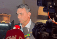 O senador Flávio Bolsonaro (PL-RJ) declarou nesta quinta-feira (19), durante almoço com empresários no Rio de Janeiro, que o governador do Paraná, Ratinho Jr. (PSD), tem “boa avaliação”, mas manteve o acordo do PL como senador Sérgio Moro (União Brasil) para a disputa pelo governo do Paraná.n“O Ratinho é um grande quadro, um grande governador e com boa avaliação, mas o partido tem direito de lançar seus pré-candidatos. A informação que nós temos é que ele será o indicado pelo PSD. Portanto, a gente tem que tomar as decisões a partir do posicionamento dele e agir, vamos tocar a vida. Nós conversamos com o Sérgio Moro. Ficou resolvido que ele vai ter o apoio do PL para concorrer ao governo do estado do Paraná e pelo partido liberal", afirmou em evento do Lide, no Rio.nnJá de acordo com a apuração do analista de Política da CNN Pedro Venceslau, Ratinho Jr. está priorizando a definição de sua sucessão no estado antes de oficializar uma possível candidatura à Presidência da República em 2026.nA movimentação ocorre em meio à decisão do PL de apoiar Sérgio Moro para o governo paranaense, sinalizando um rompimento com a atual gestão estadual.nSegundo a apuração, Ratinho Jr. analisa três nomes como possíveis sucessores: Alexandre Curi (PSD), deputado estadual e presidente da Assembleia Legislativa; Guto Silva (PSD), secretário de Cidades; e Rafael Greca (PSD), ex-prefeito e atual secretário de Desenvolvimento Sustentável. A escolha de um candidato com seu apoio é considerada estratégica, uma vez que o governador apresenta altos índices de aprovação em pesquisas e controla a máquina pública estadual.nhttps://www.youtube.com/watch?v=VjEgotkve7cn*Publicado por João Scavacin, da CNN Brasil
