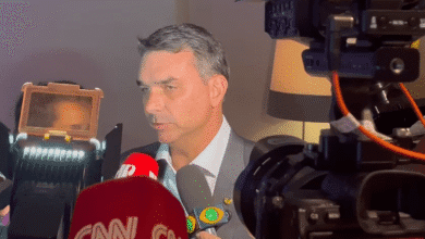 O senador Flávio Bolsonaro (PL-RJ) declarou nesta quinta-feira (19), durante almoço com empresários no Rio de Janeiro, que o governador do Paraná, Ratinho Jr. (PSD), tem “boa avaliação”, mas manteve o acordo do PL como senador Sérgio Moro (União Brasil) para a disputa pelo governo do Paraná.n“O Ratinho é um grande quadro, um grande governador e com boa avaliação, mas o partido tem direito de lançar seus pré-candidatos. A informação que nós temos é que ele será o indicado pelo PSD. Portanto, a gente tem que tomar as decisões a partir do posicionamento dele e agir, vamos tocar a vida. Nós conversamos com o Sérgio Moro. Ficou resolvido que ele vai ter o apoio do PL para concorrer ao governo do estado do Paraná e pelo partido liberal", afirmou em evento do Lide, no Rio.nnJá de acordo com a apuração do analista de Política da CNN Pedro Venceslau, Ratinho Jr. está priorizando a definição de sua sucessão no estado antes de oficializar uma possível candidatura à Presidência da República em 2026.nA movimentação ocorre em meio à decisão do PL de apoiar Sérgio Moro para o governo paranaense, sinalizando um rompimento com a atual gestão estadual.nSegundo a apuração, Ratinho Jr. analisa três nomes como possíveis sucessores: Alexandre Curi (PSD), deputado estadual e presidente da Assembleia Legislativa; Guto Silva (PSD), secretário de Cidades; e Rafael Greca (PSD), ex-prefeito e atual secretário de Desenvolvimento Sustentável. A escolha de um candidato com seu apoio é considerada estratégica, uma vez que o governador apresenta altos índices de aprovação em pesquisas e controla a máquina pública estadual.nhttps://www.youtube.com/watch?v=VjEgotkve7cn*Publicado por João Scavacin, da CNN Brasil