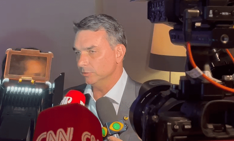 O senador Flávio Bolsonaro (PL-RJ) declarou nesta quinta-feira (19), durante almoço com empresários no Rio de Janeiro, que o governador do Paraná, Ratinho Jr. (PSD), tem “boa avaliação”, mas manteve o acordo do PL como senador Sérgio Moro (União Brasil) para a disputa pelo governo do Paraná.n“O Ratinho é um grande quadro, um grande governador e com boa avaliação, mas o partido tem direito de lançar seus pré-candidatos. A informação que nós temos é que ele será o indicado pelo PSD. Portanto, a gente tem que tomar as decisões a partir do posicionamento dele e agir, vamos tocar a vida. Nós conversamos com o Sérgio Moro. Ficou resolvido que ele vai ter o apoio do PL para concorrer ao governo do estado do Paraná e pelo partido liberal", afirmou em evento do Lide, no Rio.nnJá de acordo com a apuração do analista de Política da CNN Pedro Venceslau, Ratinho Jr. está priorizando a definição de sua sucessão no estado antes de oficializar uma possível candidatura à Presidência da República em 2026.nA movimentação ocorre em meio à decisão do PL de apoiar Sérgio Moro para o governo paranaense, sinalizando um rompimento com a atual gestão estadual.nSegundo a apuração, Ratinho Jr. analisa três nomes como possíveis sucessores: Alexandre Curi (PSD), deputado estadual e presidente da Assembleia Legislativa; Guto Silva (PSD), secretário de Cidades; e Rafael Greca (PSD), ex-prefeito e atual secretário de Desenvolvimento Sustentável. A escolha de um candidato com seu apoio é considerada estratégica, uma vez que o governador apresenta altos índices de aprovação em pesquisas e controla a máquina pública estadual.nhttps://www.youtube.com/watch?v=VjEgotkve7cn*Publicado por João Scavacin, da CNN Brasil