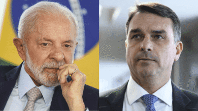 O presidente Luiz Inácio Lula da Silva (PT) decidiu romper com a estratégia de “escantear” o pré-candidato do PL ao Palácio do Planalto, Flávio Bolsonaro (RJ).nA ideia é que, a partir de agora, Lula faça críticas a Flávio em discursos oficiais, relembrando o que avalia como pontos fracos da gestão anterior, como nas áreas de saúde e economia.nAntes, a estratégia passava por ignorar o filho de Jair Bolsonaro (PL) por dois motivos: evitar dar holofotes ao senador conservador e criar um cenário de que ele fosse substituído pelo governador de São Paulo, Tarcísio de Freitas (Republicanos).nnPor isso, o diagnóstico era de que a ofensiva contra o senador só seria iniciada em abril, quando passaria o período de desincompatibilização, inviabilizando juridicamente uma candidatura presidencial do governador paulista. Isso porque a avaliação da cúpula nacional petista é de que Tarcísio seria um adversário mais difícil de desconstruir no processo eleitoral do que Flávio.nCom a garantia de que não haverá mudança de candidato, e de que a transferência de votos de Jair para Flávio foi mais rápida do que era esperado, Lula decidiu iniciar a estratégia de ataque contra o senador do Rio de Janeiro.nO partido do presidente Lula, o PT, também deve fazer parte da estratégia contra Flávio e, por isso, deve iniciar um processo para relembrar, por meio de vídeos em redes sociais, polêmicas na trajetória do senador, como a compra de uma mansão em Brasília e o suposto esquema de rachadinha no Rio de Janeiro.nO governo petista também deve reforçar a dúvida sobre a tentativa de Flávio de ponderar o discurso, apresentando-se como um moderado, e relembrar que ele defendeu o tarifaço imposto pelo presidente dos Estados Unidos, Donald Trump, ao Brasil.nAs últimas pesquisas eleitorais apontaram um empate técnico entre Lula e Flávio em um segundo turno presidencial, o que gerou a apreensão de assessores presidenciais de que pode não dar tempo de desconstruir a imagem do candidato de direita caso a ofensiva petista seja postergada.nhttps://youtu.be/M4j_4J1h0qE?si=fMoBIfhzgpy4YvIn