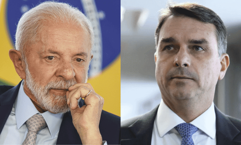 O presidente Luiz Inácio Lula da Silva (PT) decidiu romper com a estratégia de “escantear” o pré-candidato do PL ao Palácio do Planalto, Flávio Bolsonaro (RJ).nA ideia é que, a partir de agora, Lula faça críticas a Flávio em discursos oficiais, relembrando o que avalia como pontos fracos da gestão anterior, como nas áreas de saúde e economia.nAntes, a estratégia passava por ignorar o filho de Jair Bolsonaro (PL) por dois motivos: evitar dar holofotes ao senador conservador e criar um cenário de que ele fosse substituído pelo governador de São Paulo, Tarcísio de Freitas (Republicanos).nnPor isso, o diagnóstico era de que a ofensiva contra o senador só seria iniciada em abril, quando passaria o período de desincompatibilização, inviabilizando juridicamente uma candidatura presidencial do governador paulista. Isso porque a avaliação da cúpula nacional petista é de que Tarcísio seria um adversário mais difícil de desconstruir no processo eleitoral do que Flávio.nCom a garantia de que não haverá mudança de candidato, e de que a transferência de votos de Jair para Flávio foi mais rápida do que era esperado, Lula decidiu iniciar a estratégia de ataque contra o senador do Rio de Janeiro.nO partido do presidente Lula, o PT, também deve fazer parte da estratégia contra Flávio e, por isso, deve iniciar um processo para relembrar, por meio de vídeos em redes sociais, polêmicas na trajetória do senador, como a compra de uma mansão em Brasília e o suposto esquema de rachadinha no Rio de Janeiro.nO governo petista também deve reforçar a dúvida sobre a tentativa de Flávio de ponderar o discurso, apresentando-se como um moderado, e relembrar que ele defendeu o tarifaço imposto pelo presidente dos Estados Unidos, Donald Trump, ao Brasil.nAs últimas pesquisas eleitorais apontaram um empate técnico entre Lula e Flávio em um segundo turno presidencial, o que gerou a apreensão de assessores presidenciais de que pode não dar tempo de desconstruir a imagem do candidato de direita caso a ofensiva petista seja postergada.nhttps://youtu.be/M4j_4J1h0qE?si=fMoBIfhzgpy4YvIn