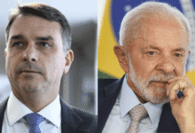 A desistência do governador do Paraná, Ratinho Júnior (PSD), da corrida presidencial reconfigura o cenário eleitoral e pode influenciar diretamente o posicionamento dos principais candidatos na disputa pelo eleitor médio. A avaliação é do cientista político Leonardo Barreto, sócio da consultoria Think Policy.nBarreto analisa como diferentes candidaturas podem beneficiar ou dificultar os caminhos do presidente Luiz Inácio Lula da Silva (PT) e do senador Flávio Bolsonaro (PL-RJ). Segundo ele, o modelo mais comum para entender eleições é o chamado “espacial”, no qual os eleitores são distribuídos em uma linha ideológica.n“Ganha a eleição quem conseguir o voto do eleitor mediano, aquele que está exatamente no meio e tem a mesma quantidade de eleitores à sua esquerda e à sua direita”, explica.nEle ressalta, no entanto, que esse eleitor não necessariamente está no centro político. “Ele pode estar mais deslocado para a esquerda ou para a direita, dependendo da conjuntura”, diz. Ainda assim, Barreto destaca que é esse público que orienta a estratégia dos candidatos, sendo frequentemente chamado de “eleitor independente”.nA saída de Ratinho Jr., nesse contexto, altera a percepção das opções disponíveis. Para Barreto, caso o governador do Rio Grande do Sul, Eduardo Leite (PSD), seja o nome escolhido pelo partido, haverá impacto direto sobre Flávio Bolsonaro. “Se Eduardo Leite, que se define como progressista-conservador, se tornar o candidato do PSD, ele empurrará Flávio Bolsonaro para a direita e para mais longe do eleitor mediano”, afirma.nnNesse cenário, a disputa tenderia a ser percebida como polarizada entre dois candidatos de centro-esquerda e um de direita. “Aos olhos dos eleitores, serão dois candidatos de centro-esquerda contra um de direita. Flávio vai parecer mais radical”, comenta.nPor outro lado, se o governador de Goiás, Ronaldo Caiado (PSD), for o candidato, a dinâmica muda. “Ele tende a se posicionar mais à direita, dando a oportunidade de Flávio Bolsonaro caminhar para o centro”, pontua Barreto. Nesse caso, a disputa ficaria entre dois nomes de direita e um de esquerda, abrindo espaço para que Flávio busque uma imagem mais moderada.n“Se Caiado se dispor a fazer críticas duras ao presidente Lula e tratar fundamentalmente da pauta de segurança pública, não vai deixar dúvidas de que é um candidato de direita puro-sangue. Em tese, isso abrirá uma chance para o ‘filho 01’ [de Jair Bolsonaro] se deslocar para o centro”, acrescenta.nBarreto avalia que essa estratégia não representaria grande risco para o eleitorado mais fiel do bolsonarismo. “Não representa risco em razão da ‘calcificação’ do bolsonarismo enquanto movimento político. Flávio tem fidelidade de perto de 25% dos eleitores. A chegada de Caiado dará uma chance de Flávio se apresentar como moderado, coisa que ele está buscando. Se vai conseguir, é outra história”, destaca.nJá para Lula, a ausência de Ratinho Jr. também traz oportunidades e desafios. “Ele também pode buscar eleitores de centro que não terão a ‘tentação’ de votar Ratinho Jr.”, observa. No entanto, Barreto aponta um obstáculo importante: “o seu problema é o envelhecimento ruim de uma promessa feita em 2022, de fazer um governo moderado e com ‘pouco PT’”.nSegundo ele, a conquista desse eleitor mais cauteloso dependerá da percepção sobre os adversários. “Sabendo hoje que Lula permaneceu à esquerda, ele receberá um novo voto de confiança do eleitor ressabiado apenas se ele não sentir firmeza por parte dos outros candidatos”, pondera.nPor fim, Barreto levanta uma variável que pode ser decisiva para um eventual segundo turno: o posicionamento dos candidatos que ficarem de fora. “Quem Eduardo Leite apoiaria em um segundo turno sem ele? Lula ou Flávio? Quem Ronaldo Caiado apoiaria?”, questiona, indicando que essas alianças podem ser determinantes no desfecho da eleição. nhttps://stories.cnnbrasil.com.br/eleicoes-2026/saiba-quais-cargos-estao-em-disputa-nas-eleicoes-2026/