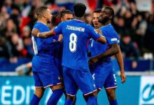 O técnico Didier Deschamps concedeu nova oportunidade ao atacante Randal Kolo Muani ao incluí-lo na lista ampliada de 27 jogadores da seleção da França para os amistosos deste mês contra Brasil e Colômbia.nCom a ausência de Bradley Barcola, cortado por lesão no tornozelo, Deschamps optou por convocar Kolo Muani e Maghnes Akliouche para o setor ofensivo.nEsta será a última convocação antes da Copa do Mundo, marcada para ocorrer entre 11 de junho e 19 de julho.nO treinador afirmou que anunciará a lista final para o torneio no dia 13 de maio.nn𝐋𝐀 𝐋𝐈𝐒𝐓𝐄 𝐃𝐄𝐒 𝟐𝟔 𝐁𝐋𝐄𝐔𝐒 𝐄𝐒𝐓 𝐋𝐀̀ ! 💙🔥nCap sur les États-Unis avec 2 matchs face au Brésil 🇧🇷 et à la Colombie 🇨🇴n🔜 Rendez-vous lundi à Clairefontaine pour l’arrivée 😄 pic.twitter.com/6YFtbtERdLn— Equipe de France ⭐⭐ (@equipedefrance) March 19, 2026nnKolo Muani chega em alta após marcar pelo Tottenham na vitória por 3 a 2 sobre o Atlético de Madrid, pela Champions League. Ele integra um grupo de nove atacantes na convocação, que ultrapassa o limite de 26 jogadores estipulado pela Fifa para a Copa do Mundo.nDeschamps optou por ampliar o leque de opções, mantendo a disputa aberta nas semanas finais que antecedem o torneio. Mesmo com apenas um gol nos últimos dois meses, Marcus Thuram segue na lista, enquanto Akliouche — presença constante desde setembro — continua sendo observado como alternativa ofensiva.nnOutra inclusão de destaque é o goleiro Lucas Chevalier. O arqueiro do Paris Saint-Germain perdeu recentemente a titularidade para Matvei Safonov, mas ainda assim foi preferido em relação a Robin Risser, do Lens, e Jean Butez, do Como, para a excursão aos Estados Unidos.nA seleção francesa enfrentará o Brasil em Boston no dia 26 de março e, posteriormente, a Colômbia em Washington, no dia 29.