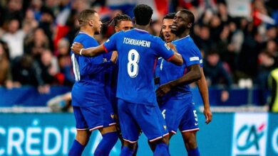 O técnico Didier Deschamps concedeu nova oportunidade ao atacante Randal Kolo Muani ao incluí-lo na lista ampliada de 27 jogadores da seleção da França para os amistosos deste mês contra Brasil e Colômbia.nCom a ausência de Bradley Barcola, cortado por lesão no tornozelo, Deschamps optou por convocar Kolo Muani e Maghnes Akliouche para o setor ofensivo.nEsta será a última convocação antes da Copa do Mundo, marcada para ocorrer entre 11 de junho e 19 de julho.nO treinador afirmou que anunciará a lista final para o torneio no dia 13 de maio.nn𝐋𝐀 𝐋𝐈𝐒𝐓𝐄 𝐃𝐄𝐒 𝟐𝟔 𝐁𝐋𝐄𝐔𝐒 𝐄𝐒𝐓 𝐋𝐀̀ ! 💙🔥nCap sur les États-Unis avec 2 matchs face au Brésil 🇧🇷 et à la Colombie 🇨🇴n🔜 Rendez-vous lundi à Clairefontaine pour l’arrivée 😄 pic.twitter.com/6YFtbtERdLn— Equipe de France ⭐⭐ (@equipedefrance) March 19, 2026nnKolo Muani chega em alta após marcar pelo Tottenham na vitória por 3 a 2 sobre o Atlético de Madrid, pela Champions League. Ele integra um grupo de nove atacantes na convocação, que ultrapassa o limite de 26 jogadores estipulado pela Fifa para a Copa do Mundo.nDeschamps optou por ampliar o leque de opções, mantendo a disputa aberta nas semanas finais que antecedem o torneio. Mesmo com apenas um gol nos últimos dois meses, Marcus Thuram segue na lista, enquanto Akliouche — presença constante desde setembro — continua sendo observado como alternativa ofensiva.nnOutra inclusão de destaque é o goleiro Lucas Chevalier. O arqueiro do Paris Saint-Germain perdeu recentemente a titularidade para Matvei Safonov, mas ainda assim foi preferido em relação a Robin Risser, do Lens, e Jean Butez, do Como, para a excursão aos Estados Unidos.nA seleção francesa enfrentará o Brasil em Boston no dia 26 de março e, posteriormente, a Colômbia em Washington, no dia 29.