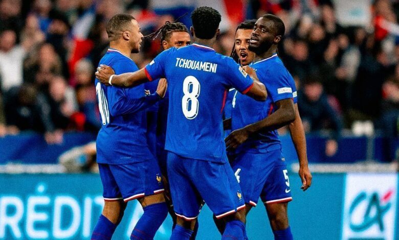 O técnico Didier Deschamps concedeu nova oportunidade ao atacante Randal Kolo Muani ao incluí-lo na lista ampliada de 27 jogadores da seleção da França para os amistosos deste mês contra Brasil e Colômbia.nCom a ausência de Bradley Barcola, cortado por lesão no tornozelo, Deschamps optou por convocar Kolo Muani e Maghnes Akliouche para o setor ofensivo.nEsta será a última convocação antes da Copa do Mundo, marcada para ocorrer entre 11 de junho e 19 de julho.nO treinador afirmou que anunciará a lista final para o torneio no dia 13 de maio.nn𝐋𝐀 𝐋𝐈𝐒𝐓𝐄 𝐃𝐄𝐒 𝟐𝟔 𝐁𝐋𝐄𝐔𝐒 𝐄𝐒𝐓 𝐋𝐀̀ ! 💙🔥nCap sur les États-Unis avec 2 matchs face au Brésil 🇧🇷 et à la Colombie 🇨🇴n🔜 Rendez-vous lundi à Clairefontaine pour l’arrivée 😄 pic.twitter.com/6YFtbtERdLn— Equipe de France ⭐⭐ (@equipedefrance) March 19, 2026nnKolo Muani chega em alta após marcar pelo Tottenham na vitória por 3 a 2 sobre o Atlético de Madrid, pela Champions League. Ele integra um grupo de nove atacantes na convocação, que ultrapassa o limite de 26 jogadores estipulado pela Fifa para a Copa do Mundo.nDeschamps optou por ampliar o leque de opções, mantendo a disputa aberta nas semanas finais que antecedem o torneio. Mesmo com apenas um gol nos últimos dois meses, Marcus Thuram segue na lista, enquanto Akliouche — presença constante desde setembro — continua sendo observado como alternativa ofensiva.nnOutra inclusão de destaque é o goleiro Lucas Chevalier. O arqueiro do Paris Saint-Germain perdeu recentemente a titularidade para Matvei Safonov, mas ainda assim foi preferido em relação a Robin Risser, do Lens, e Jean Butez, do Como, para a excursão aos Estados Unidos.nA seleção francesa enfrentará o Brasil em Boston no dia 26 de março e, posteriormente, a Colômbia em Washington, no dia 29.