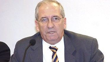 O jornalista Franklin de Souza Martins, ex-ministro da Secretaria de Comunicação Social do segundo mandato de Luiz Inácio Lula da Silva (PT), foi deportado do Panamá após ser detido no aeroporto da Cidade do Panamá. Neste domingo (8), o governo panamenho enviou carta pedindo desculpas pela situação.nDe acordo com o relato do ex-ministro, do qual a CNN Brasil teve acesso, ele foi abordado por dois policiais ao desembarcar no Panamá para conexão aérea rumo à Guatemala na última sexta-feira (6). Franklin diz que foi conduzido a uma área do aeroporto e passou por entrevista feita pelos agentes.nOs policiais panamenhos fizeram diversos questionamentos sobre a presença do ex-ministro no país, incluindo perguntas sobre a prisão no Brasil em 1968, durante a ditadura militar. Posteriormente, ele foi avisado que não poderia viajar para a Guatemala e seria deportado de volta para o Rio de Janeiro (RJ).nnDe acordo com o ex-chefe da Secretaria de Comunicação Social, a justificativa apresentada seria uma lei que impede a entrada ou conexão de estrangeiros com antecedentes de crimes graves, embora Franklin tenha reiterado que não cometeu crimes e sua prisão se deu por conta da luta contra o regime ditatorial brasileiro. Também não foi permitido ter contato com a Embaixada do Brasil.nO ex-ministro foi acompanhado e obrigado a retornar ao território brasileiro horas depois. Franklin Martins disse acreditar que não foi uma perseguição pessoal, mas possivelmente um novo procedimento padrão, representativo dos "tempos turbulentos" que vivemos. O jornalista fez o relato ao Itamaraty assim que possível.nCom a situação, o ministro Mauro Vieira fez uma ligação para solicitar esclarecimentos do governo do Panamá. O chanceler panamenho, Javier Martinez-Acha, mandou uma carta se desculpando pelo equívoco da imigração e disse que o ex-ministro é muito bem-vindo no país.nNo documento, Martinez-Acha explica que houve a aplicação de procedimentos migratórios decorrentes de informações contidas nos sistemas usados pelas autoridades do Panamá. O representante do país reforçou o respeito que o governo panamenho tem pelo ex-ministro e sua atuação durante o mandato anterior do presidente Lula.nhttps://www.youtube.com/watch?v=xwiE97FHgJo&pp=ygUPbHVsYSBwYW5hbWEgY25u