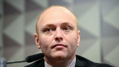 O ministro Alexandre de Moraes, do STF (Supremo Tribunal Federal) negou que o hacker Walter Delgatti Neto, saia, temporariamente, do presídio onde está preso, no interior de São Paulo.nNa decisão de 13 de março, Moraes acolheu parecer da Procuradoria-Geral da República e entendeu que não foram cumpridos os requisitos legais para a concessão do benefício, conhecido como “saidinha”.n"O pedido formulado pelo apenado Walter Delgatti Neto, de saída temporária, deve ser indeferido, uma vez que não foram preenchidos os requisitos legais para a sua concessão, conforme o parecer da Procuradoria-Geral da República", diz trecho da decisão de Moraes.nnConhecido por atuar no caso da invasão de sistemas do Conselho Nacional de Justiça e por ter sido condenado na ação penal que tramitou na Corte, Delgatti havia sido incluído pela administração prisional na lista de internos com parecer favorável para saída temporária entre os dias 17 e 23 de março, com uso de tornozeleira eletrônica. Segundo o informe enviado ao STF, ele preenchia os requisitos de conduta carcerária.nMoraes, no entanto, afirmou que a unidade prisional apresentou apenas informação genérica e não comprovou a finalidade exigida pela Lei de Execução Penal para autorizar a saída temporária. Pela legislação em vigor, o benefício para presos em regime semiaberto depende de comprovação de frequência em curso profissionalizante, ensino médio ou superior.nNa decisão, o ministro destacou que o presídio informou somente o período em que ocorreria a saída, sem indicar qual atividade educacional justificaria a liberação. Por isso, concluiu que faltou um dos requisitos objetivos previstos em lei.n"A Procuradoria-Geral da República, em sua manifestação, apontou que, embora o apenado esteja cumprindo pena em regime semiaberto, o estabelecimento prisional apresentou informação genérica. A indicação foi apenas do período em que ocorreria a saída temporária (17 de março de 2026 a 23 de março de 2026), sem especificar e comprovar a finalidade legalmente exigida pelo art. 122 da LEP, qual seja, a frequência em curso supletivo profissionalizante, de ensino médio ou de nível superior. Dessanforma, não está preenchido um dos requisitos objetivos para a concessão da benesse, conforme o parecer do Ministério Público Federal", escreveu o ministro.nInvasão ao CNJnDelgatti foi condenado a 8 anos e 3 meses de prisão por ter invadido o sistema eletrônico do CNJ (Conselho Nacional de Justiça) e, a mando da ex-deputada Carla Zambelli, emitido um mandado de prisão falso contra Alexandre de Moraes. O documento chegou a ser incluído no BNMP (Banco Nacional de Mandados de Prisão).nhttps://www.youtube.com/watch?v=LJkd8VemIGU