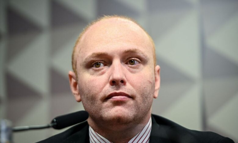 O ministro Alexandre de Moraes, do STF (Supremo Tribunal Federal) negou que o hacker Walter Delgatti Neto, saia, temporariamente, do presídio onde está preso, no interior de São Paulo.nNa decisão de 13 de março, Moraes acolheu parecer da Procuradoria-Geral da República e entendeu que não foram cumpridos os requisitos legais para a concessão do benefício, conhecido como “saidinha”.n"O pedido formulado pelo apenado Walter Delgatti Neto, de saída temporária, deve ser indeferido, uma vez que não foram preenchidos os requisitos legais para a sua concessão, conforme o parecer da Procuradoria-Geral da República", diz trecho da decisão de Moraes.nnConhecido por atuar no caso da invasão de sistemas do Conselho Nacional de Justiça e por ter sido condenado na ação penal que tramitou na Corte, Delgatti havia sido incluído pela administração prisional na lista de internos com parecer favorável para saída temporária entre os dias 17 e 23 de março, com uso de tornozeleira eletrônica. Segundo o informe enviado ao STF, ele preenchia os requisitos de conduta carcerária.nMoraes, no entanto, afirmou que a unidade prisional apresentou apenas informação genérica e não comprovou a finalidade exigida pela Lei de Execução Penal para autorizar a saída temporária. Pela legislação em vigor, o benefício para presos em regime semiaberto depende de comprovação de frequência em curso profissionalizante, ensino médio ou superior.nNa decisão, o ministro destacou que o presídio informou somente o período em que ocorreria a saída, sem indicar qual atividade educacional justificaria a liberação. Por isso, concluiu que faltou um dos requisitos objetivos previstos em lei.n"A Procuradoria-Geral da República, em sua manifestação, apontou que, embora o apenado esteja cumprindo pena em regime semiaberto, o estabelecimento prisional apresentou informação genérica. A indicação foi apenas do período em que ocorreria a saída temporária (17 de março de 2026 a 23 de março de 2026), sem especificar e comprovar a finalidade legalmente exigida pelo art. 122 da LEP, qual seja, a frequência em curso supletivo profissionalizante, de ensino médio ou de nível superior. Dessanforma, não está preenchido um dos requisitos objetivos para a concessão da benesse, conforme o parecer do Ministério Público Federal", escreveu o ministro.nInvasão ao CNJnDelgatti foi condenado a 8 anos e 3 meses de prisão por ter invadido o sistema eletrônico do CNJ (Conselho Nacional de Justiça) e, a mando da ex-deputada Carla Zambelli, emitido um mandado de prisão falso contra Alexandre de Moraes. O documento chegou a ser incluído no BNMP (Banco Nacional de Mandados de Prisão).nhttps://www.youtube.com/watch?v=LJkd8VemIGU