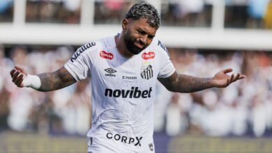 O atacante Gabigol causou polêmica nas redes sociais ao reagir à comemoração que fez após marcar o gol do Santos contra o Corinthians. Os rivais empataram em 1 a 1 neste domingo (15), na Vila Belmiro, em clássico válido pela sexta rodada da Série A do Campeonato Brasileiro.nO jogador fez referência a Robinho, ex-jogador condenado e preso por estupro coletivo em uma boate em Milão, na Itália, no ano de 2013. “8 pedaladas eterna", escreveu Gabigol, no X, ao reagir à publicação do próprio Santos sobre a comemoração.nn“A tradicional comemoração de Gabigol no #ClássicoAlvinegro...", disse o clube.nnA tradicional comemoração de Gabigol no #ClássicoAlvinegro… ⚪️⚫️ pic.twitter.com/OrUfEBowVYn— Santos FC (@SantosFC) March 15, 2026nnUm dos lances mais emblemáticos da carreira de Robinho foi justamente em um clássico com o Corinthians, em 2002. Na ocasião, ele deu oito pedaladas para cima do lateral-direito Rogério, que cometeu o pênalti em cima do então jovem atacante.nO duelo, válido pela final do Campeonato Brasileiro daquele ano, foi vencido pelo Peixe por 3 a 2. Como já havia vencido o jogo de ida por 2 a 0, o Santos ficou com o título da competição.nnWeb detona GabigolnNos comentários da publicação, diversas pessoas detonaram a postura do atleta. Confira algumas reações:n“Não homenagearam o estuprador no bandeirão justamente porque não é de bom tom, aí você resolve puxar a polêmica pra você. P* Gabriel, vc tem mãe, irmã, namorada, vive apoiando o futebol feminino. Tenha decência”, escreveu um usuário do X.n“Que nojo”, disse outro.n“O que Lindalva, Rafaela, Dhiovanna e Larissa acham de você homenageando um cara que embebedou e estuprou uma mulher? Porque eu, como uma pessoa que foi MUITO sua fã de 2018 até 2024, estou muito nojo. Sinceramente, por mim finjo que você nunca existiu pelo Flamengo”, pontuou outra.nhttps://stories.cnnbrasil.com.br/esportes/gabigol-comenta-polemica-com-torcedor-do-santos-e-revela-desejo/nSantos no BrasileirãonCom o empate deste domingo, o Santos foi a seis pontos e, neste momento, ocupa a 13ª posição do Brasileirão. A equipe alvinegra voltará a campo na quarta-feira (18), às 21h30, para enfrentar o Internacional, na Vila Belmiro, pela sétima rodada.