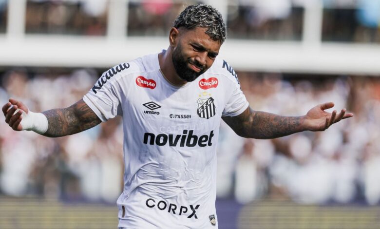 O atacante Gabigol causou polêmica nas redes sociais ao reagir à comemoração que fez após marcar o gol do Santos contra o Corinthians. Os rivais empataram em 1 a 1 neste domingo (15), na Vila Belmiro, em clássico válido pela sexta rodada da Série A do Campeonato Brasileiro.nO jogador fez referência a Robinho, ex-jogador condenado e preso por estupro coletivo em uma boate em Milão, na Itália, no ano de 2013. “8 pedaladas eterna", escreveu Gabigol, no X, ao reagir à publicação do próprio Santos sobre a comemoração.nn“A tradicional comemoração de Gabigol no #ClássicoAlvinegro...", disse o clube.nnA tradicional comemoração de Gabigol no #ClássicoAlvinegro… ⚪️⚫️ pic.twitter.com/OrUfEBowVYn— Santos FC (@SantosFC) March 15, 2026nnUm dos lances mais emblemáticos da carreira de Robinho foi justamente em um clássico com o Corinthians, em 2002. Na ocasião, ele deu oito pedaladas para cima do lateral-direito Rogério, que cometeu o pênalti em cima do então jovem atacante.nO duelo, válido pela final do Campeonato Brasileiro daquele ano, foi vencido pelo Peixe por 3 a 2. Como já havia vencido o jogo de ida por 2 a 0, o Santos ficou com o título da competição.nnWeb detona GabigolnNos comentários da publicação, diversas pessoas detonaram a postura do atleta. Confira algumas reações:n“Não homenagearam o estuprador no bandeirão justamente porque não é de bom tom, aí você resolve puxar a polêmica pra você. P* Gabriel, vc tem mãe, irmã, namorada, vive apoiando o futebol feminino. Tenha decência”, escreveu um usuário do X.n“Que nojo”, disse outro.n“O que Lindalva, Rafaela, Dhiovanna e Larissa acham de você homenageando um cara que embebedou e estuprou uma mulher? Porque eu, como uma pessoa que foi MUITO sua fã de 2018 até 2024, estou muito nojo. Sinceramente, por mim finjo que você nunca existiu pelo Flamengo”, pontuou outra.nhttps://stories.cnnbrasil.com.br/esportes/gabigol-comenta-polemica-com-torcedor-do-santos-e-revela-desejo/nSantos no BrasileirãonCom o empate deste domingo, o Santos foi a seis pontos e, neste momento, ocupa a 13ª posição do Brasileirão. A equipe alvinegra voltará a campo na quarta-feira (18), às 21h30, para enfrentar o Internacional, na Vila Belmiro, pela sétima rodada.