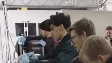 Gabriel Bortoleto, piloto da Audi na Fórmula 1, viralizou nas redes sociais após ajudar mecânicos da equipe na limpeza de partes dos carros.nEm vídeo publicado pela própria escuderia alemã, o brasileiro é visto ao lado de funcionários da equipe higienizando rodas do R26 – modelo da Audi para a temporada 2026.nn“De volta ao trabalho”, escreveu a Audi na legenda dos Stories.nNa rede social X, fãs do brasileiro reagiram ao vídeo e brincaram com a situação.n“Para quem pensou que a vida era só dirigir carros! Bortoleto ajudando na limpeza de partes do carro”, escreveu uma página de fãs de Bortoleto.nBortoleto no GP da AustrálianO brasileiro teve bom desempenho na etapa de estreia na temporada 2026. Bortoleto terminou o Grande Prêmio da Austrália na nona colocação e somou os dois primeiros pontos no campeonato.nVale destacar que a prova marcou a estreia da Audi na Fórmula 1. A empresa alemã debutou na categoria como uma fabricante de motores após adquirir a equipe Sauber.nPróxima etapanBortoleto e os demais pilotos da Fórmula 1 voltam à ação na próxima sexta-feira (13) com o início do Grande Prêmio da China.nhttps://stories.cnnbrasil.com.br/esportes/formula-1-2026-veja-os-carros-e-as-equipes-da-nova-temporada-2/