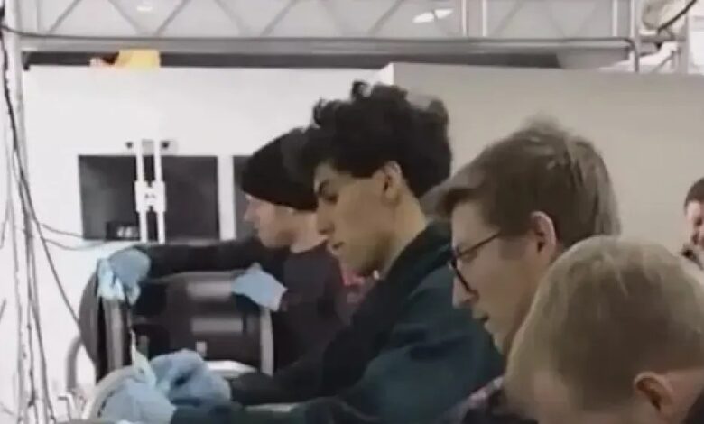 Gabriel Bortoleto, piloto da Audi na Fórmula 1, viralizou nas redes sociais após ajudar mecânicos da equipe na limpeza de partes dos carros.nEm vídeo publicado pela própria escuderia alemã, o brasileiro é visto ao lado de funcionários da equipe higienizando rodas do R26 – modelo da Audi para a temporada 2026.nn“De volta ao trabalho”, escreveu a Audi na legenda dos Stories.nNa rede social X, fãs do brasileiro reagiram ao vídeo e brincaram com a situação.n“Para quem pensou que a vida era só dirigir carros! Bortoleto ajudando na limpeza de partes do carro”, escreveu uma página de fãs de Bortoleto.nBortoleto no GP da AustrálianO brasileiro teve bom desempenho na etapa de estreia na temporada 2026. Bortoleto terminou o Grande Prêmio da Austrália na nona colocação e somou os dois primeiros pontos no campeonato.nVale destacar que a prova marcou a estreia da Audi na Fórmula 1. A empresa alemã debutou na categoria como uma fabricante de motores após adquirir a equipe Sauber.nPróxima etapanBortoleto e os demais pilotos da Fórmula 1 voltam à ação na próxima sexta-feira (13) com o início do Grande Prêmio da China.nhttps://stories.cnnbrasil.com.br/esportes/formula-1-2026-veja-os-carros-e-as-equipes-da-nova-temporada-2/