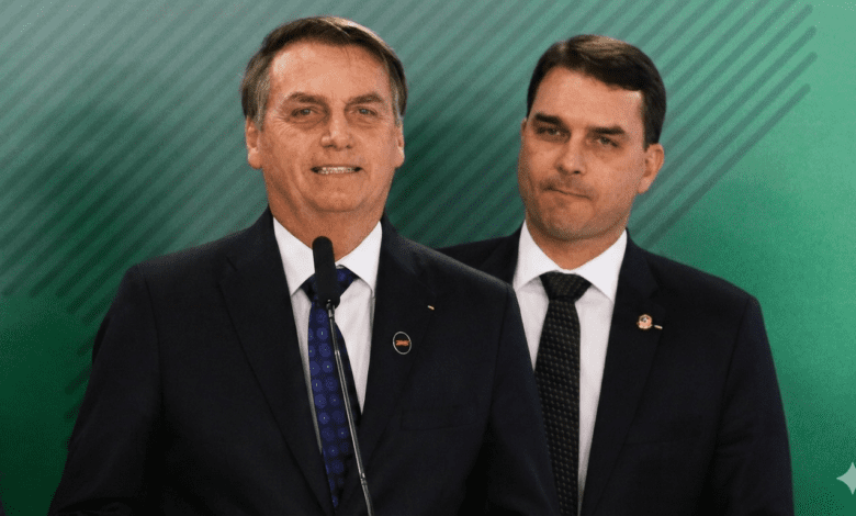 Flávio Bolsonaro entra na defesa do pai e amplia articulação política na Papuda