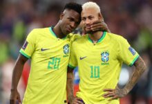 Apesar de não defender a Seleção Brasileira desde outubro de 2023, Neymar é tema recorrente nas entrevistas coletivas da equipe nacional. E com o atacante Vinicius Júnior o assunto voltou à tona.nO atacante do Real Madrid foi perguntado sobre a ausência do camisa 10 do Santos e disse torcer para que o companheiro consiga se recuperar fisicamente e voltar à Seleção.nn"A cobrança pelo Ney é normal, e eu sou um pouco suspeito para falar, porque o Ney é um dos meus ídolos, acompanhei toda a carreira. É um dos meus amigos também, desejo sempre o melhor para ele, está fazendo de tudo para ficar 100%, para voltar à Seleção. É o maior artilheiro da maior seleção do mundo", disse Vini Jr.n"Agora a decisão cabe ao treinador. Mas nós jogadores sempre queremos jogar com os melhores e o Ney é um dos melhores", completou o atacante.nhttps://www.youtube.com/watch?v=y7a8gcr_QbY&pp=ygUVQ05OIEVzcG9ydGVzIFJvbmFsZG8gnBrasil e França se enfrentam nesta quinta-feira, no Gillette Stadium, em Boston, às 17h (de Brasília) — o duelo poderá ser acompanhado em tempo real no CNN Esportes.nDepois, a Seleção Brasileira encara, no próximo dia 31, a Croácia, no último amistoso antes da convocação final para a Copa do Mundo, que acontecerá em 18 de maio.nhttps://www.youtube.com/watch?v=uy-zT4_MIxY