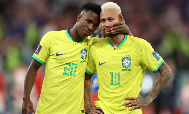 Apesar de não defender a Seleção Brasileira desde outubro de 2023, Neymar é tema recorrente nas entrevistas coletivas da equipe nacional. E com o atacante Vinicius Júnior o assunto voltou à tona.nO atacante do Real Madrid foi perguntado sobre a ausência do camisa 10 do Santos e disse torcer para que o companheiro consiga se recuperar fisicamente e voltar à Seleção.nn"A cobrança pelo Ney é normal, e eu sou um pouco suspeito para falar, porque o Ney é um dos meus ídolos, acompanhei toda a carreira. É um dos meus amigos também, desejo sempre o melhor para ele, está fazendo de tudo para ficar 100%, para voltar à Seleção. É o maior artilheiro da maior seleção do mundo", disse Vini Jr.n"Agora a decisão cabe ao treinador. Mas nós jogadores sempre queremos jogar com os melhores e o Ney é um dos melhores", completou o atacante.nhttps://www.youtube.com/watch?v=y7a8gcr_QbY&pp=ygUVQ05OIEVzcG9ydGVzIFJvbmFsZG8gnBrasil e França se enfrentam nesta quinta-feira, no Gillette Stadium, em Boston, às 17h (de Brasília) — o duelo poderá ser acompanhado em tempo real no CNN Esportes.nDepois, a Seleção Brasileira encara, no próximo dia 31, a Croácia, no último amistoso antes da convocação final para a Copa do Mundo, que acontecerá em 18 de maio.nhttps://www.youtube.com/watch?v=uy-zT4_MIxY