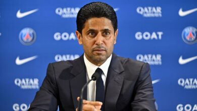O presidente do PSG, Nasser Al-Khelaïfi, corre o risco de não comparecer ao jogo de ida das oitavas de final da Champions League contra o Chelsea, que acontece nesta quarta-feira. De acordo com o jornal francês L'Équipe, o dirigente continua retido em Doha devido à escalada do conflito no Oriente Médio e aos bombardeios iranianos que atingiram o Catar.nAl-Khelaïfi já não participou do treino da equipe parisiense realizado nesta terça-feira, na véspera do confronto contra os ingleses. O mandatário do clube permanece na capital catari enquanto a situação de segurança na região segue instável.nnn&nbsp;n&nbsp;nSegundo a publicação, ainda pode haver uma solução de última hora para viabilizar a viagem a Paris a tempo da partida de quarta. No entanto, as prioridades do dirigente têm sido voltadas para a situação em seu país, o que torna sua presença no estádio incerta.nCatar retomou futebol em meio à guerranA principal liga de futebol do Catar será retomada nesta semana após a suspensão nacional de atividades esportivas imposta em meio a preocupações de segurança durante a campanha militar de Estados Unidos e Israel contra o Irã. A informação foi divulgada nesta segunda-feira (9) pela Fundação da Liga das Estrelas do Catar (QSL).nA liga voltará com partidas na quinta-feira (12) e na sexta-feira (13), informou a organização. O Catar havia interrompido todas as competições esportivas em 1º de março depois que ataques com mísseis e drones do Irã levaram as autoridades a fechar o espaço aéreo do país.nNa ocasião, a Associação de Futebol do Catar (QFA) afirmou que os eventos estavam adiados “até novo aviso”.