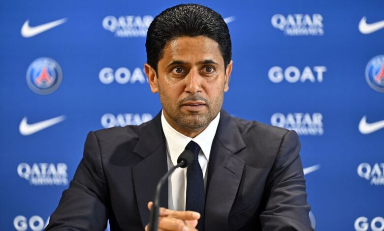 O presidente do PSG, Nasser Al-Khelaïfi, corre o risco de não comparecer ao jogo de ida das oitavas de final da Champions League contra o Chelsea, que acontece nesta quarta-feira. De acordo com o jornal francês L'Équipe, o dirigente continua retido em Doha devido à escalada do conflito no Oriente Médio e aos bombardeios iranianos que atingiram o Catar.nAl-Khelaïfi já não participou do treino da equipe parisiense realizado nesta terça-feira, na véspera do confronto contra os ingleses. O mandatário do clube permanece na capital catari enquanto a situação de segurança na região segue instável.nnn&nbsp;n&nbsp;nSegundo a publicação, ainda pode haver uma solução de última hora para viabilizar a viagem a Paris a tempo da partida de quarta. No entanto, as prioridades do dirigente têm sido voltadas para a situação em seu país, o que torna sua presença no estádio incerta.nCatar retomou futebol em meio à guerranA principal liga de futebol do Catar será retomada nesta semana após a suspensão nacional de atividades esportivas imposta em meio a preocupações de segurança durante a campanha militar de Estados Unidos e Israel contra o Irã. A informação foi divulgada nesta segunda-feira (9) pela Fundação da Liga das Estrelas do Catar (QSL).nA liga voltará com partidas na quinta-feira (12) e na sexta-feira (13), informou a organização. O Catar havia interrompido todas as competições esportivas em 1º de março depois que ataques com mísseis e drones do Irã levaram as autoridades a fechar o espaço aéreo do país.nNa ocasião, a Associação de Futebol do Catar (QFA) afirmou que os eventos estavam adiados “até novo aviso”.
